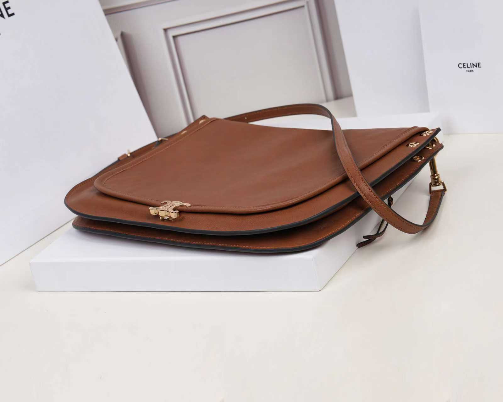 批930（意大利进口原厂皮）🇮🇹独家新款专柜品质，正品开发，顶级原单货，实物实拍，型号：123632，尺寸：32&times;26&times;2cm，材质：意大利进口原厂羊皮革，牛皮绒面衬里。精工细作，不管是车线还是油边，还是选购意大利进口皮料，每一道工序都层层把关，只为做出最好的品质～