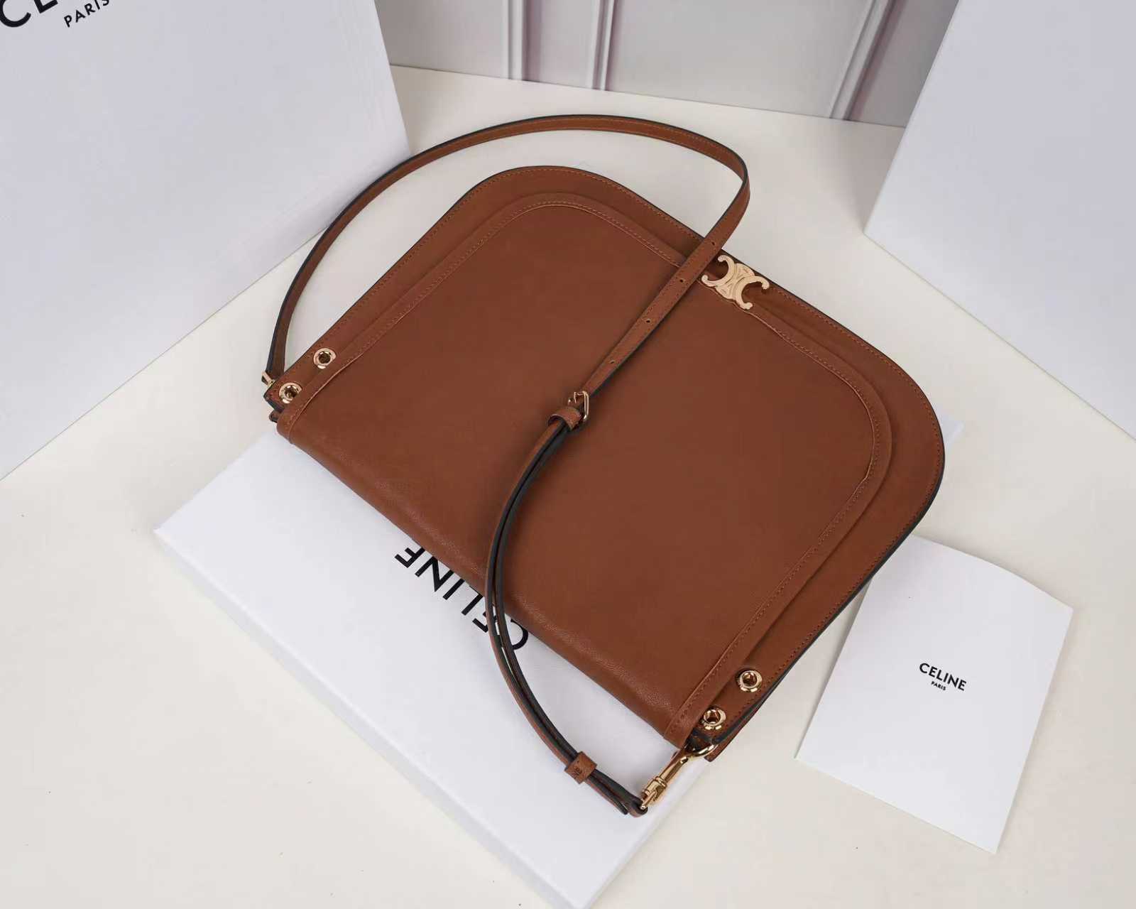 批930（意大利进口原厂皮）🇮🇹独家新款专柜品质，正品开发，顶级原单货，实物实拍，型号：123632，尺寸：32&times;26&times;2cm，材质：意大利进口原厂羊皮革，牛皮绒面衬里。精工细作，不管是车线还是油边，还是选购意大利进口皮料，每一道工序都层层把关，只为做出最好的品质～