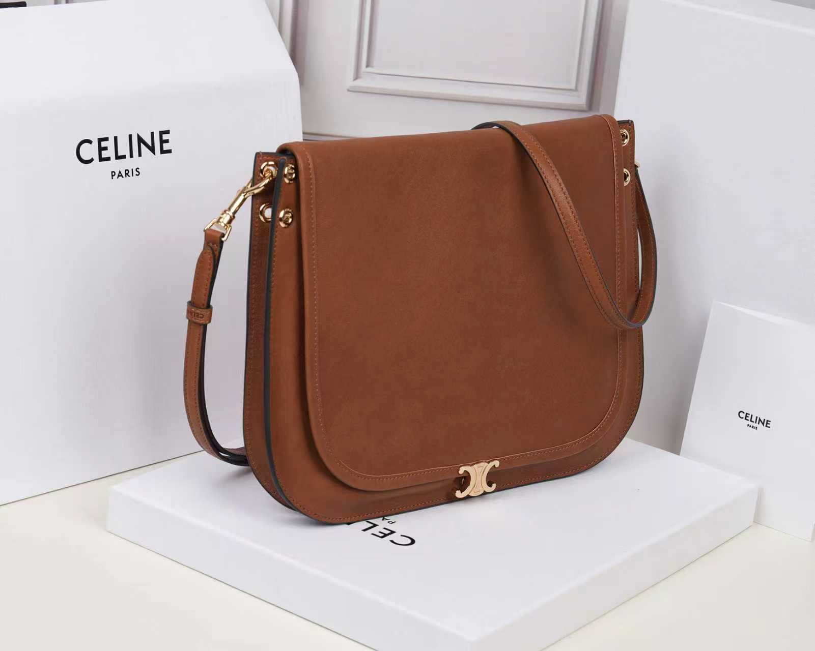 批930（意大利进口原厂皮）🇮🇹独家新款专柜品质，正品开发，顶级原单货，实物实拍，型号：123632，尺寸：32&times;26&times;2cm，材质：意大利进口原厂羊皮革，牛皮绒面衬里。精工细作，不管是车线还是油边，还是选购意大利进口皮料，每一道工序都层层把关，只为做出最好的品质～