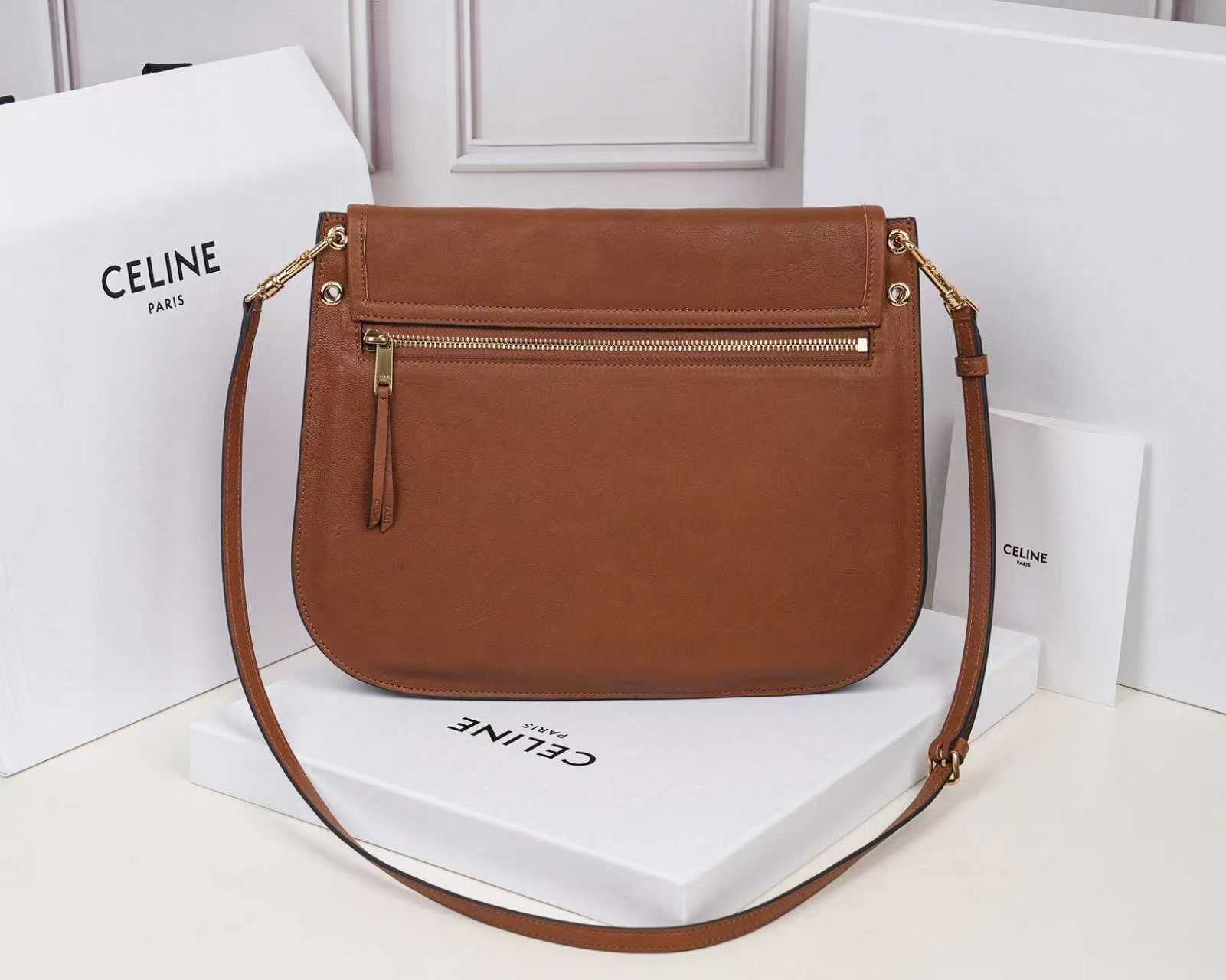 批930（意大利进口原厂皮）🇮🇹独家新款专柜品质，正品开发，顶级原单货，实物实拍，型号：123632，尺寸：32&times;26&times;2cm，材质：意大利进口原厂羊皮革，牛皮绒面衬里。精工细作，不管是车线还是油边，还是选购意大利进口皮料，每一道工序都层层把关，只为做出最好的品质～