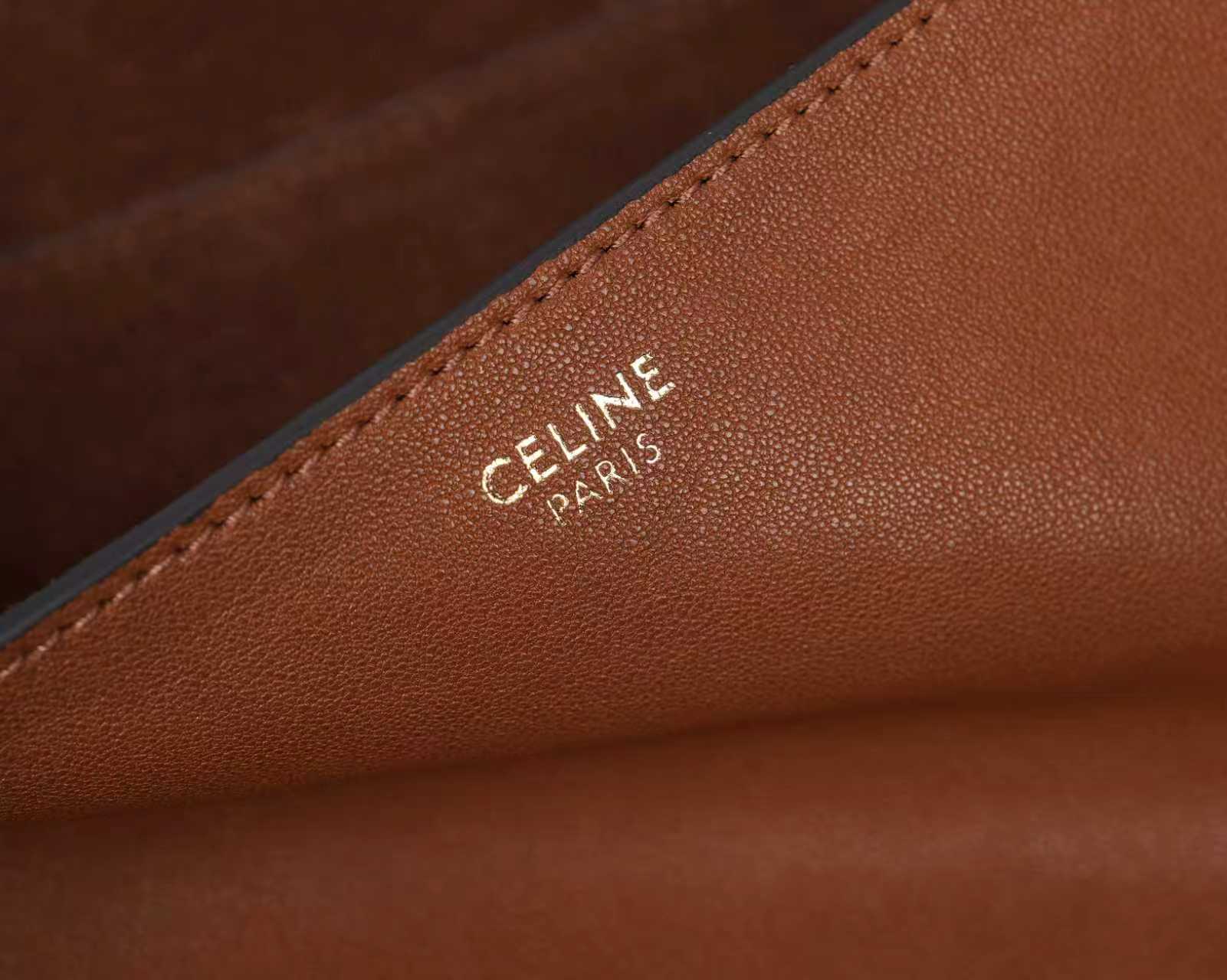 批930（意大利进口原厂皮）🇮🇹独家新款专柜品质，正品开发，顶级原单货，实物实拍，型号：123632，尺寸：32&times;26&times;2cm，材质：意大利进口原厂羊皮革，牛皮绒面衬里。精工细作，不管是车线还是油边，还是选购意大利进口皮料，每一道工序都层层把关，只为做出最好的品质～