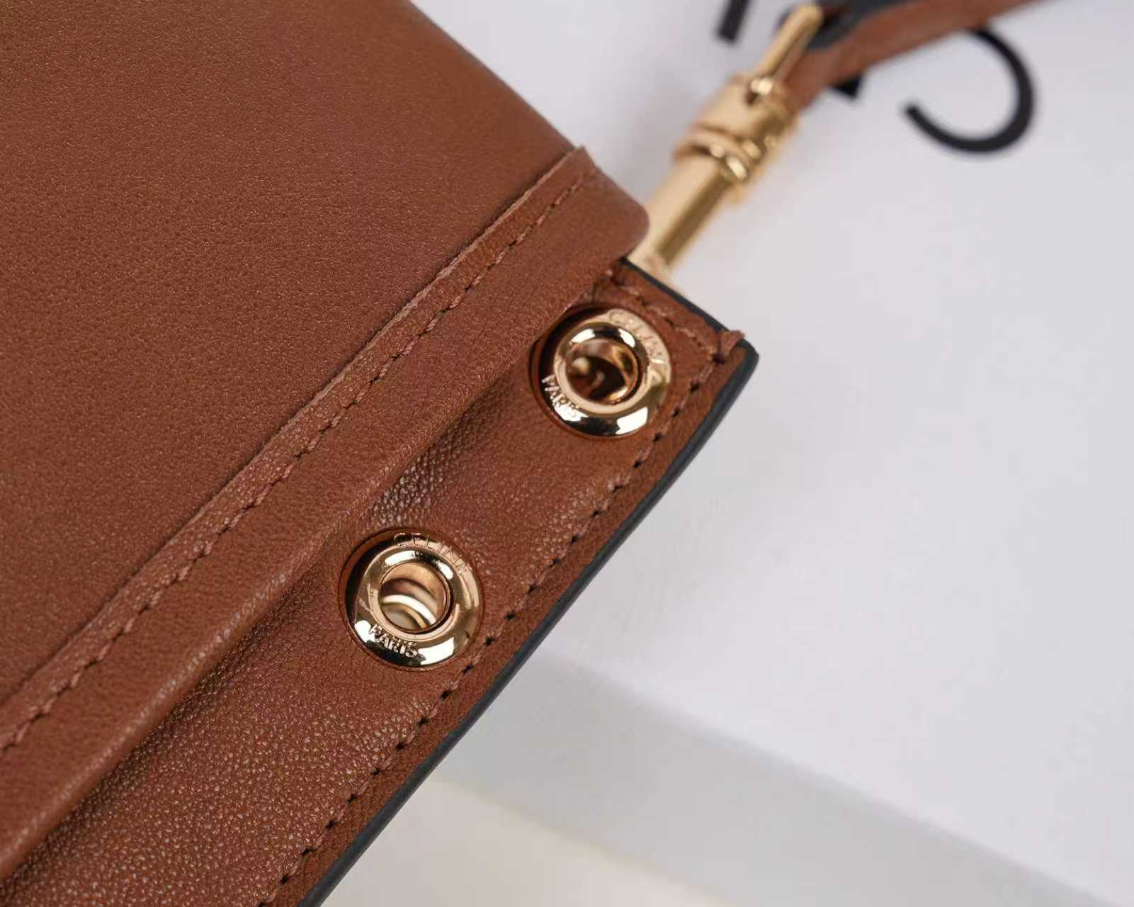 批930（意大利进口原厂皮）🇮🇹独家新款专柜品质，正品开发，顶级原单货，实物实拍，型号：123632，尺寸：32&times;26&times;2cm，材质：意大利进口原厂羊皮革，牛皮绒面衬里。精工细作，不管是车线还是油边，还是选购意大利进口皮料，每一道工序都层层把关，只为做出最好的品质～