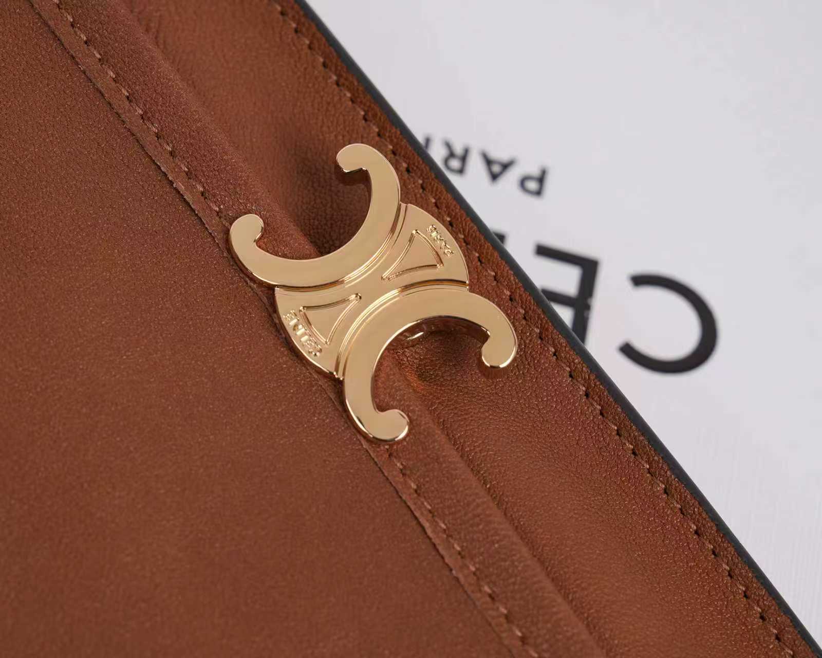 批930（意大利进口原厂皮）🇮🇹独家新款专柜品质，正品开发，顶级原单货，实物实拍，型号：123632，尺寸：32&times;26&times;2cm，材质：意大利进口原厂羊皮革，牛皮绒面衬里。精工细作，不管是车线还是油边，还是选购意大利进口皮料，每一道工序都层层把关，只为做出最好的品质～