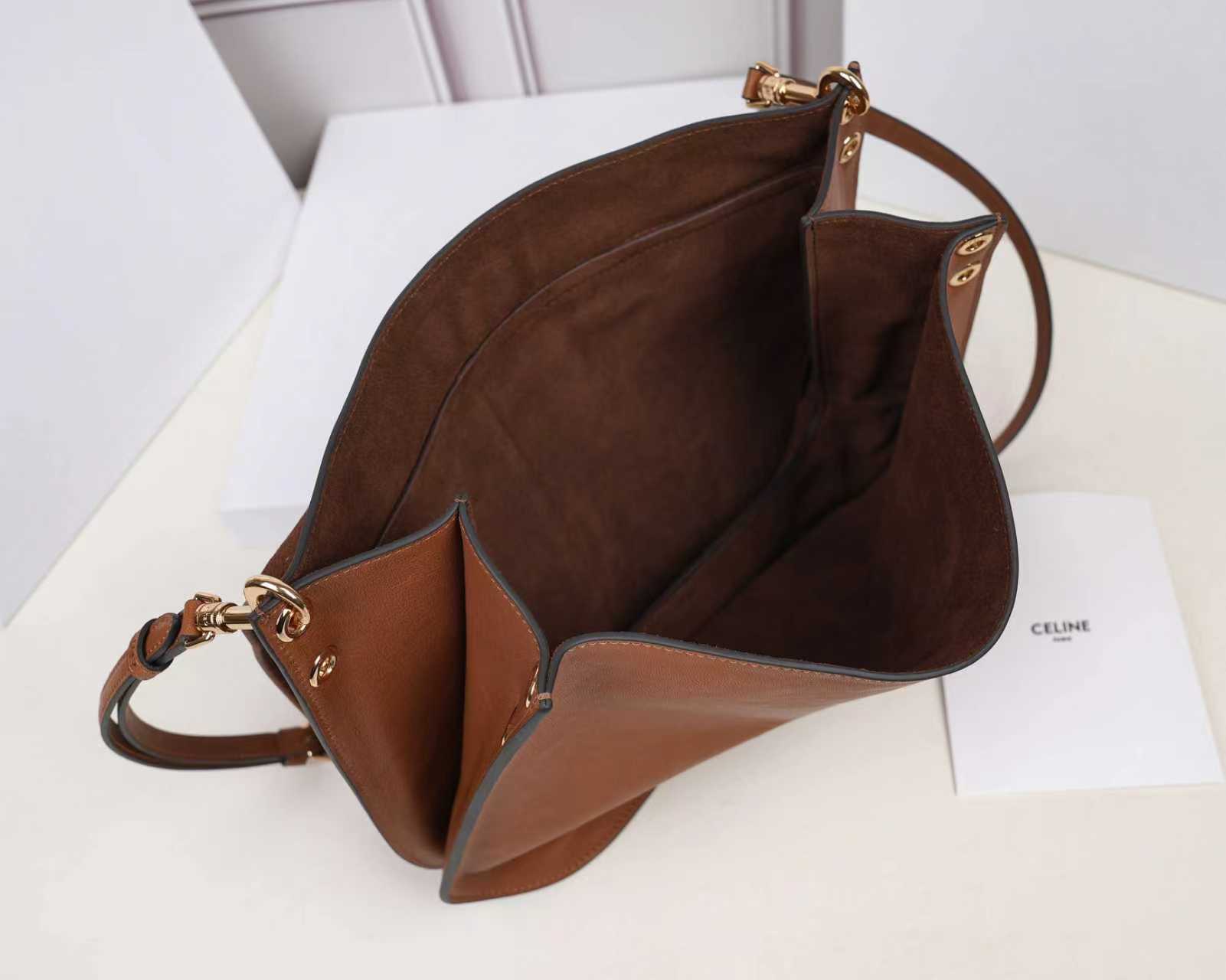 批930（意大利进口原厂皮）🇮🇹独家新款专柜品质，正品开发，顶级原单货，实物实拍，型号：123632，尺寸：32&times;26&times;2cm，材质：意大利进口原厂羊皮革，牛皮绒面衬里。精工细作，不管是车线还是油边，还是选购意大利进口皮料，每一道工序都层层把关，只为做出最好的品质～