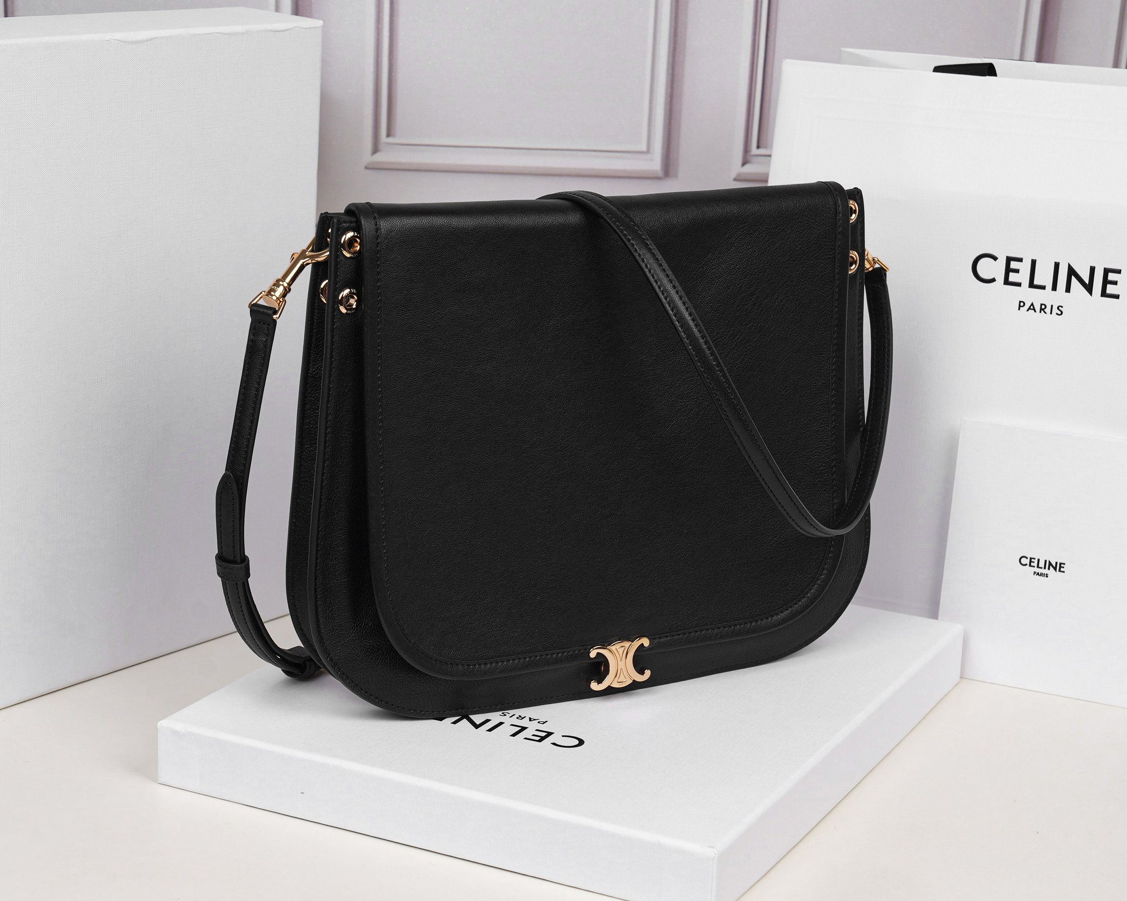 批930（意大利进口原厂皮）🇮🇹独家新款专柜品质，正品开发，顶级原单货，实物实拍，型号：123632，尺寸：32&times;26&times;2cm，材质：意大利进口原厂羊皮革，牛皮绒面衬里。精工细作，不管是车线还是油边，还是选购意大利进口皮料，每一道工序都层层把关，只为做出最好的品质～