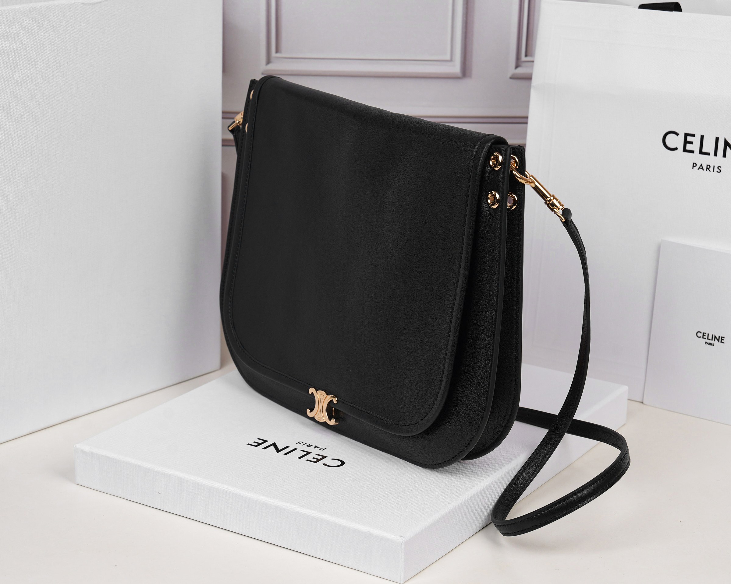 批930（意大利进口原厂皮）🇮🇹独家新款专柜品质，正品开发，顶级原单货，实物实拍，型号：123632，尺寸：32&times;26&times;2cm，材质：意大利进口原厂羊皮革，牛皮绒面衬里。精工细作，不管是车线还是油边，还是选购意大利进口皮料，每一道工序都层层把关，只为做出最好的品质～