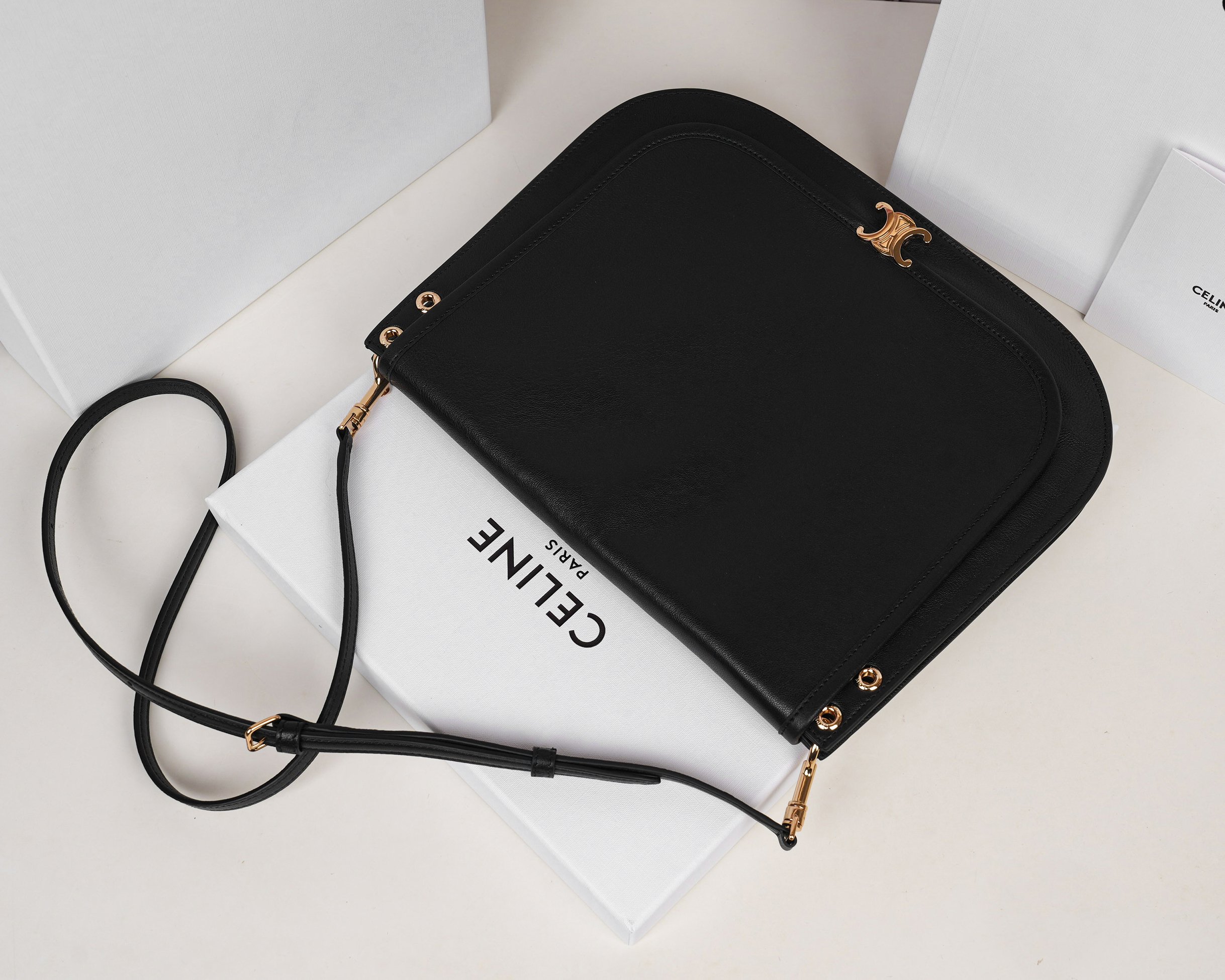 批930（意大利进口原厂皮）🇮🇹独家新款专柜品质，正品开发，顶级原单货，实物实拍，型号：123632，尺寸：32&times;26&times;2cm，材质：意大利进口原厂羊皮革，牛皮绒面衬里。精工细作，不管是车线还是油边，还是选购意大利进口皮料，每一道工序都层层把关，只为做出最好的品质～