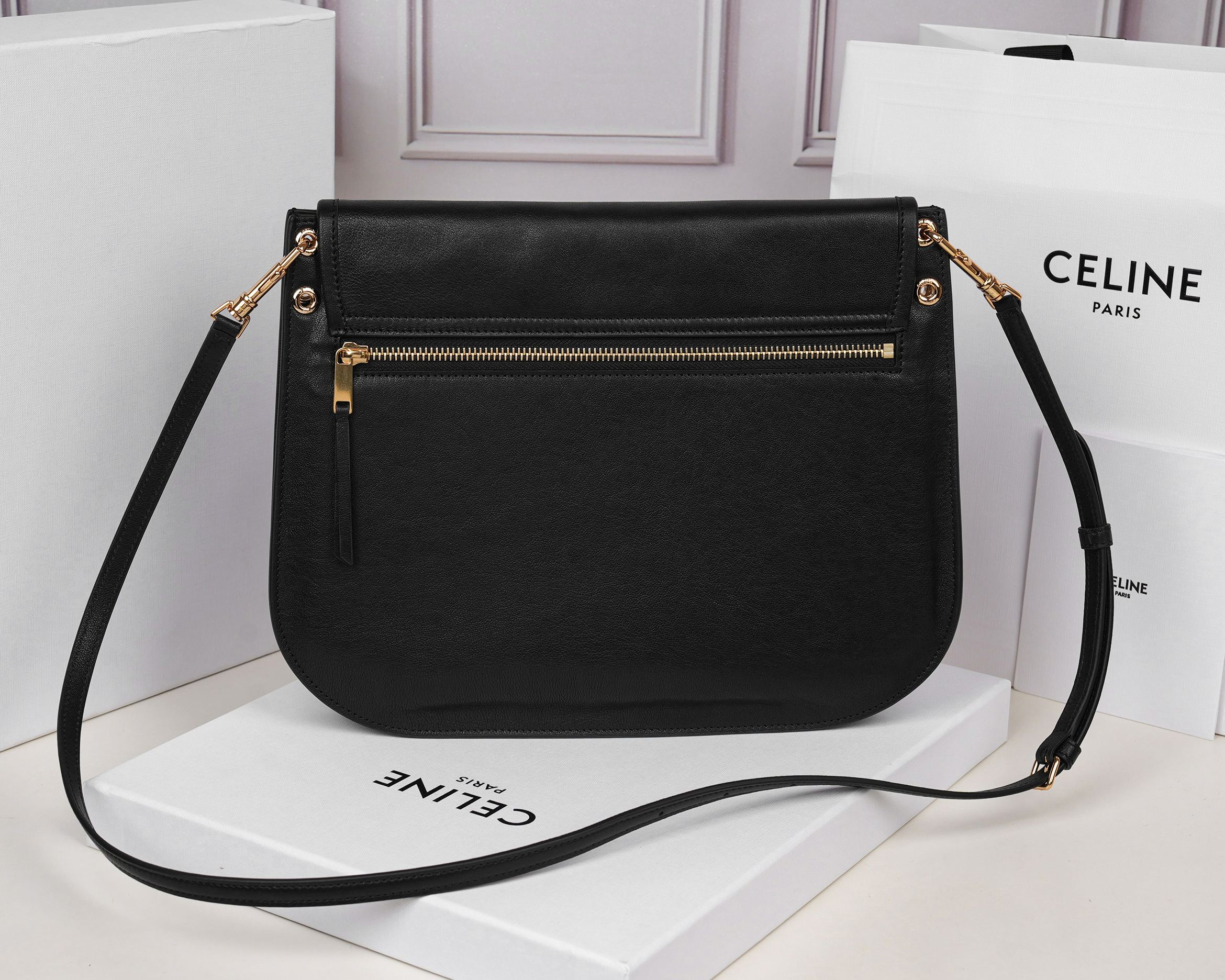 批930（意大利进口原厂皮）🇮🇹独家新款专柜品质，正品开发，顶级原单货，实物实拍，型号：123632，尺寸：32&times;26&times;2cm，材质：意大利进口原厂羊皮革，牛皮绒面衬里。精工细作，不管是车线还是油边，还是选购意大利进口皮料，每一道工序都层层把关，只为做出最好的品质～