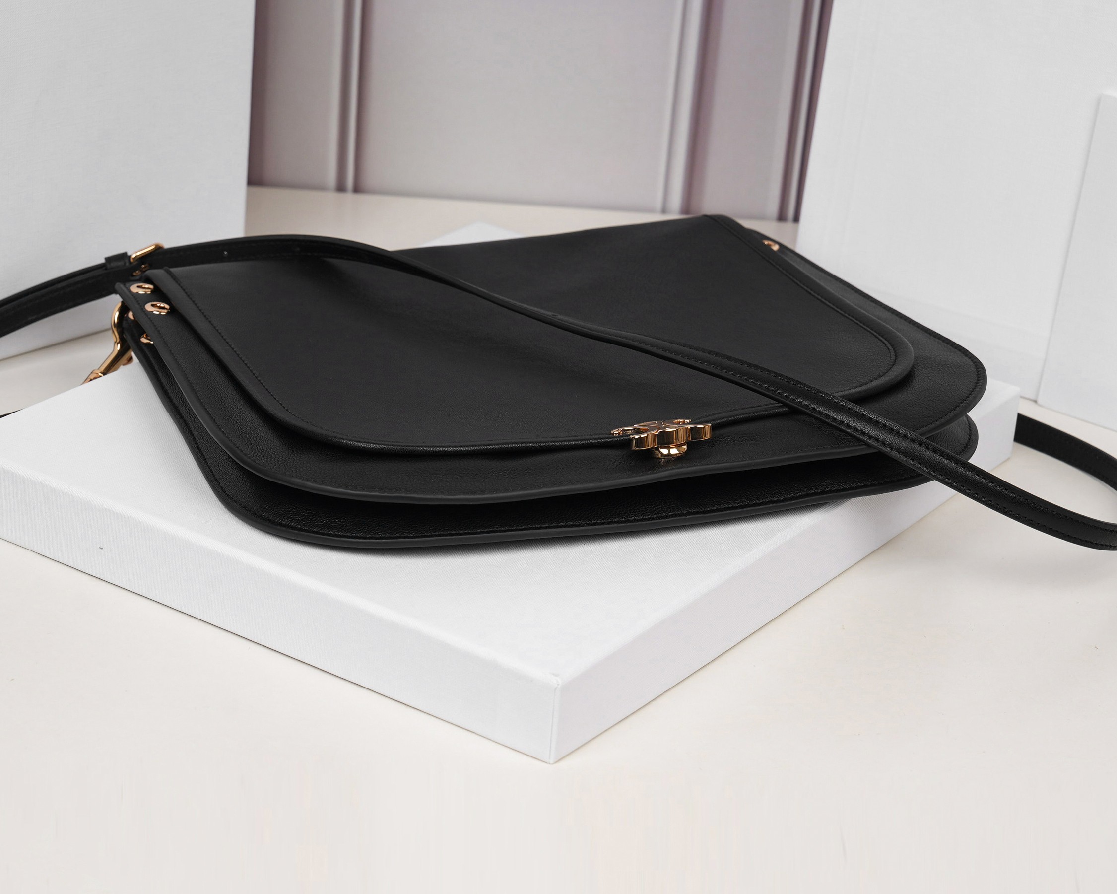 批930（意大利进口原厂皮）🇮🇹独家新款专柜品质，正品开发，顶级原单货，实物实拍，型号：123632，尺寸：32&times;26&times;2cm，材质：意大利进口原厂羊皮革，牛皮绒面衬里。精工细作，不管是车线还是油边，还是选购意大利进口皮料，每一道工序都层层把关，只为做出最好的品质～