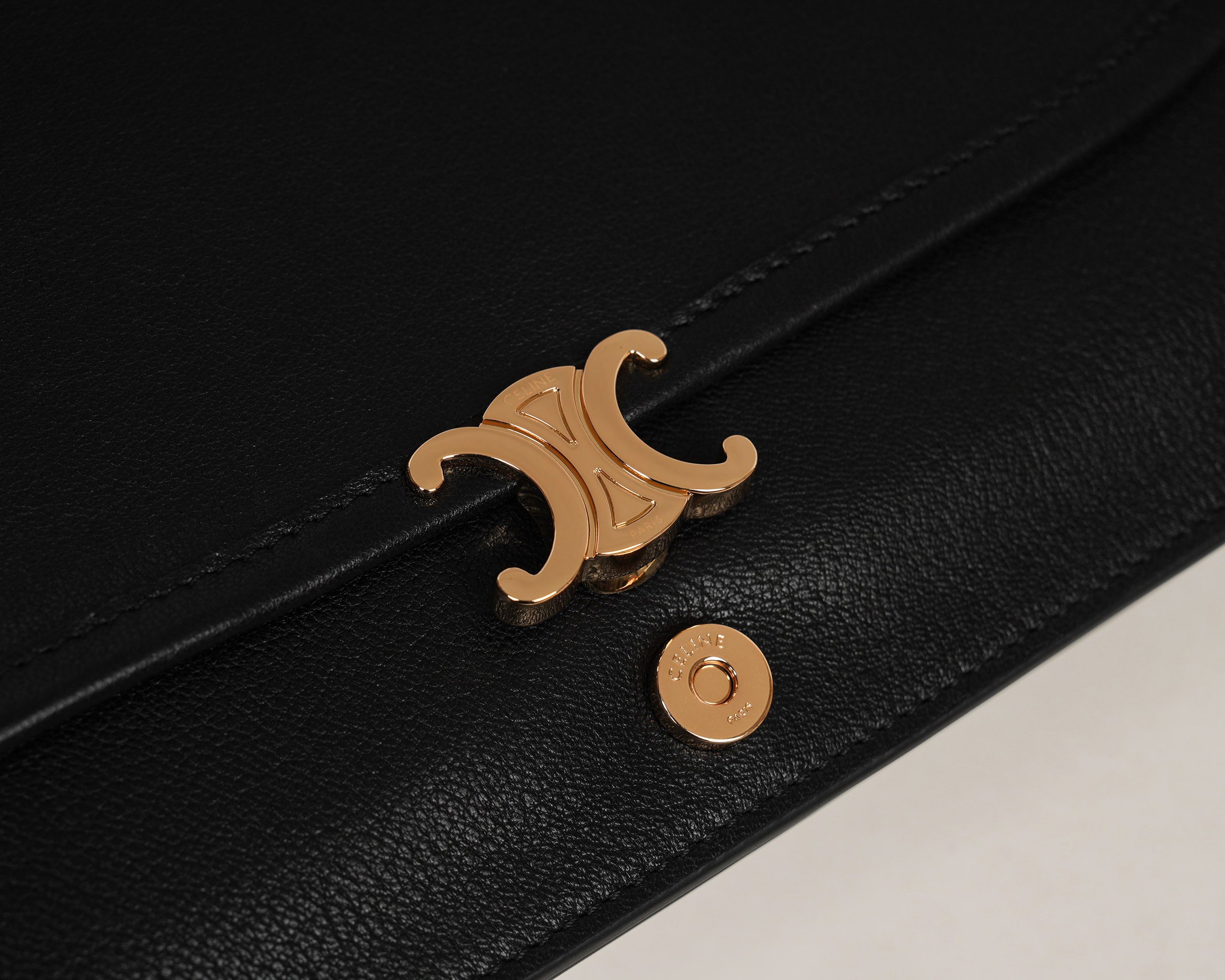 批930（意大利进口原厂皮）🇮🇹独家新款专柜品质，正品开发，顶级原单货，实物实拍，型号：123632，尺寸：32&times;26&times;2cm，材质：意大利进口原厂羊皮革，牛皮绒面衬里。精工细作，不管是车线还是油边，还是选购意大利进口皮料，每一道工序都层层把关，只为做出最好的品质～