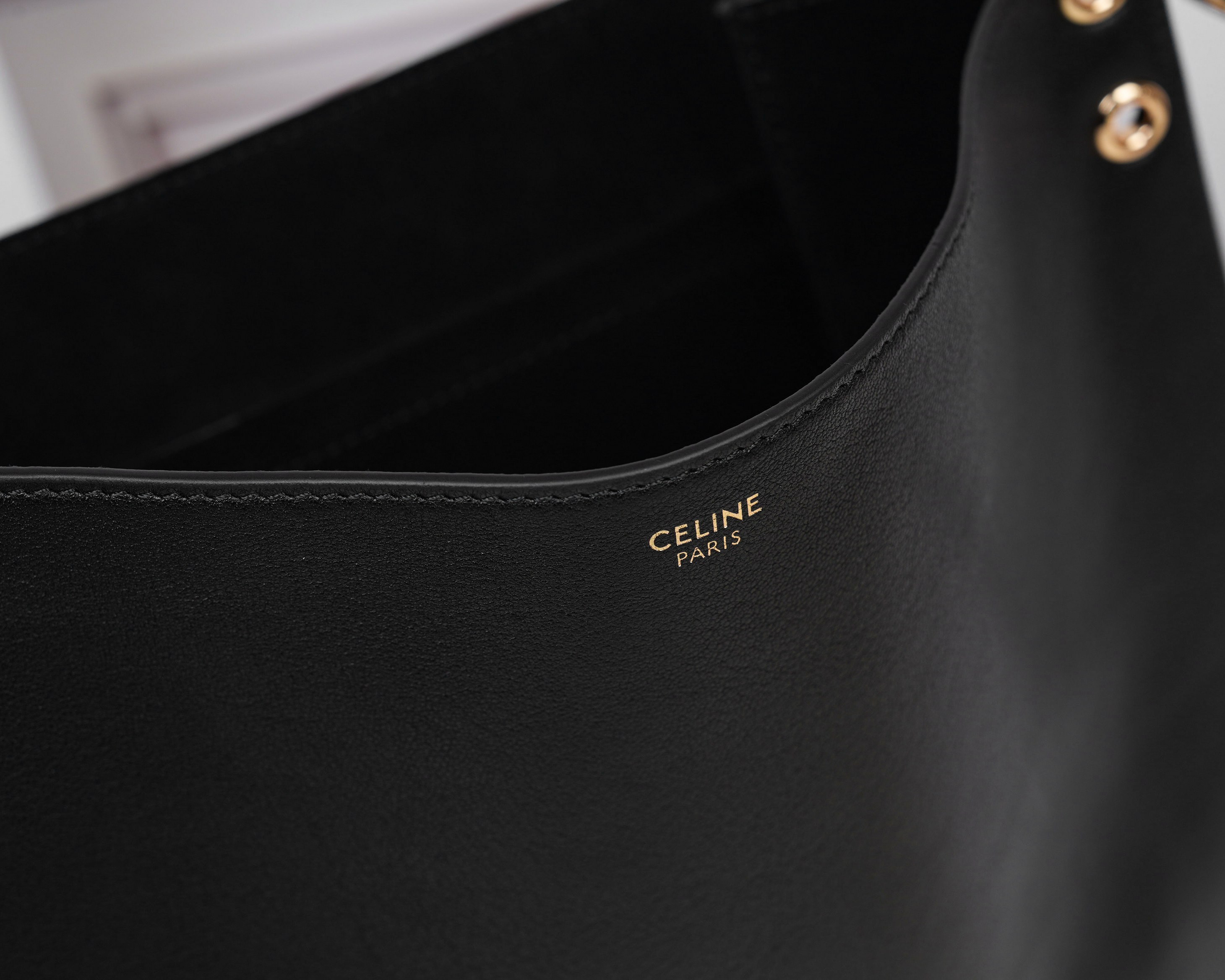 批930（意大利进口原厂皮）🇮🇹独家新款专柜品质，正品开发，顶级原单货，实物实拍，型号：123632，尺寸：32&times;26&times;2cm，材质：意大利进口原厂羊皮革，牛皮绒面衬里。精工细作，不管是车线还是油边，还是选购意大利进口皮料，每一道工序都层层把关，只为做出最好的品质～