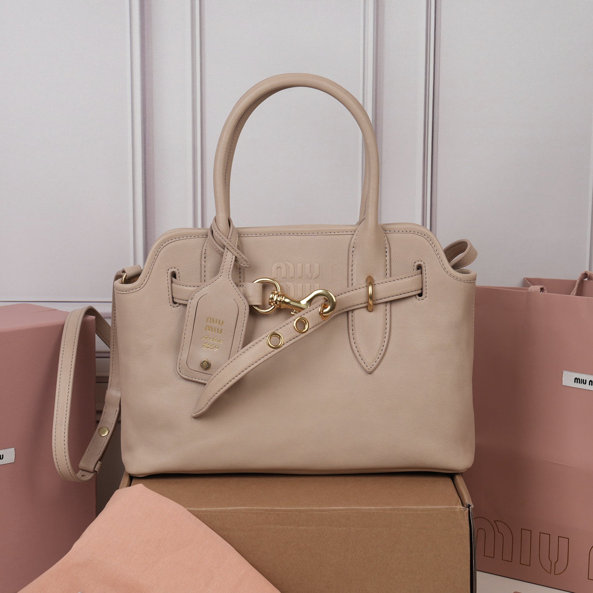 NO:773401,[Special grade original leather] 5BA292 new small Aventure bag shows a simple and casual charm, reinterpreting classic lines, this soft Naa variant shows a versatile and practical attitude, and is enhanced by exquisite and unique details, adventure  The naa leather handbag is inspired by the miu archive design. The structure has been adjusted to become lighter and rejuvenate with a new personality. It is decorated with an embossed letter logo to add iconicity. Retro gold hardware, linen blend lining, zipper pocket and patch pocket, long wrist suitable for use as a handbag or shoulder, size 22X30X10cm [with full set of original packaging], MIUMIU, miumiu19860909【特级原厂皮】5BA292新款小号Aventure包袋展现出简约随性的魅力,重新诠释经典线条,这款柔软的Naa变体展现出多功能和实用的态度,并通过精致独特的细节得到提升,aventure naa皮革手袋灵感源自miu典藏设计,结构经过调整,变得更加轻便,焕发全新个性,饰以压花字母徽标,增添标志性,复古金色五金配件,亚麻混纺衬里,配拉链口袋和贴袋,长手腕适合用作手提或单肩,尺寸 22X30X10cm【配全套原版包装】,MIUMIU,miumiu,Bag
