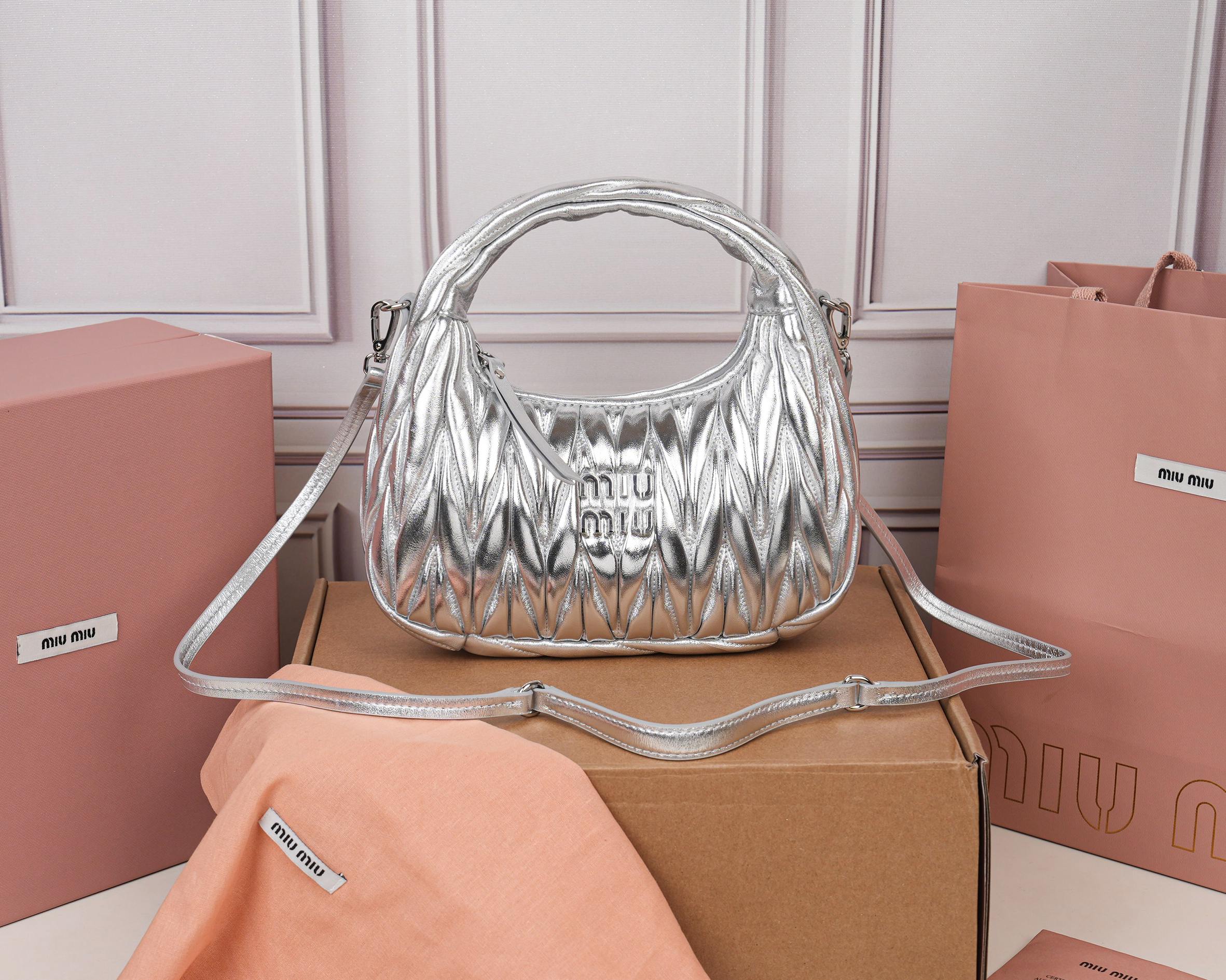 NO:773397,[Special grade original leather] 5BC125 MiuWander handbag, made of imported lambskin classic brand iconic Matelasse texture embroidery, retro frosted hardware, using round curves, retaining the sense of playfulness it should have. The overall shape of the bag is stiff and stylish, full of personality, sweet or salty, and has a considerable capacity. Almost all major fashionistas have one, size 20×23×6cm [with full set of original packaging], MIUMIU, miumiu, sheepskin19860909【特级原厂皮】5BC125 MiuWander 手袋,采用进口小羊皮经典品牌标志性Matelasse纹理绣花,复古磨砂五金,利用圆孤的曲线,保留了应有的俏皮感,包型整体硬挺有型,充满个性,可甜可盐,容量可观,各大时尚搏主几乎人手一个,尺寸20×23×6cm【配全套原版包装】,MIUMIU,miumiu,sheepskin,Bag
