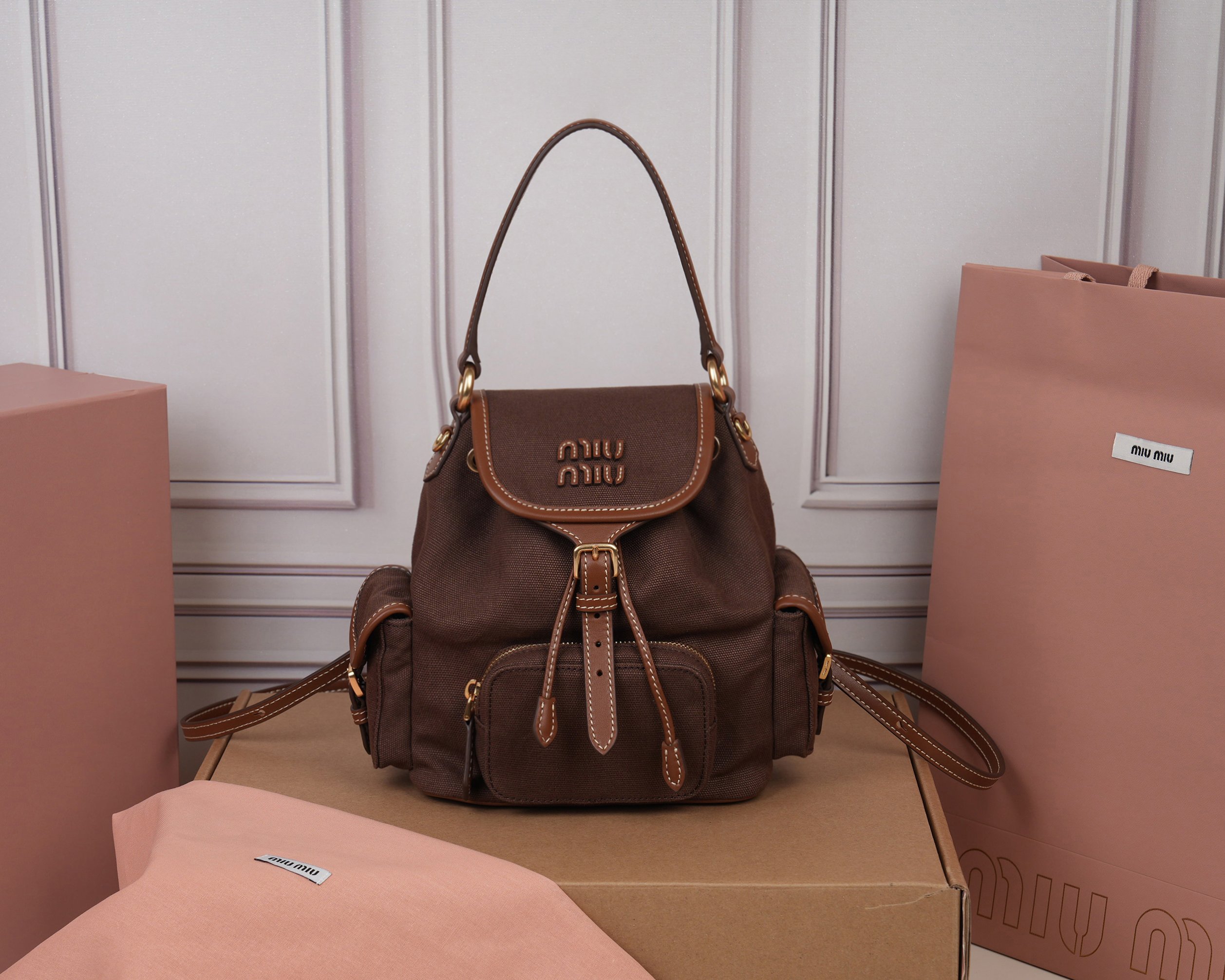 NO:773396,[Special grade original leather] The perfect combination of 5BZ043 canvas and imported calfskin, thick and wear-resistant linen blend lining, using a casual design style, fashionable, simple and advanced, combined with exquisite handcrafts, adding multiple pockets for storage, shoulder straps and hand bags can be freely converted, greatly improving the practicality, it is simply a perfect match  It can be worn with jeans, shirts or various casual sportswear. It is a very good item to wear, especially the capacity is large enough and light and easy to use. I really recommend it. The size is 22X18X11.5cm [with full set of original packaging], MIUMIU, miumiu, jeans, shirts, cowhide19860909【特级原厂皮】5BZ043帆布与原厂进口小牛皮的完美搭配,厚实耐磨亚麻混纺内衬,采用休闲风的设计风格,时尚简约高级,再融合精湛的手工工艺,增添了多个口袋收纳,双肩背带与手拎袋可自由转换,极大的提高了实用性,简直就是穿搭的开挂神器,配牛仔裤,配衬衫还是各种休闲运动装,都是很好的穿搭单品,尤其是容量足够大还轻巧好用,真心推荐,尺寸22X18X11.5cm【配全套原版包装】,MIUMIU,miumiu,jeans,shirts,cowhide,Bag