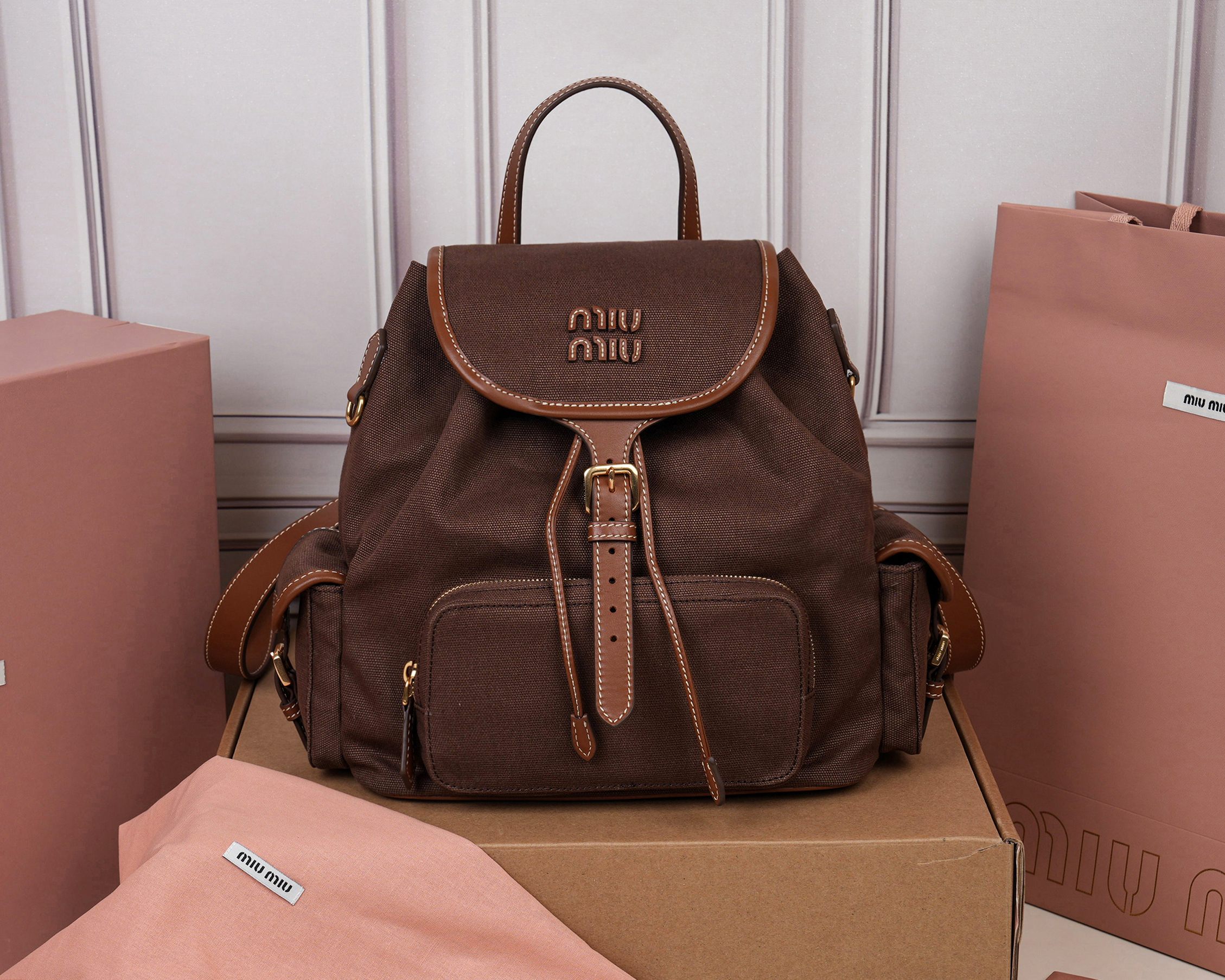 NO:773398,[Special grade original leather] The perfect combination of 5BZ042 canvas and imported calfskin, thick wear-resistant linen blend lining, adopts a casual design style, fashionable, simple and advanced, combined with exquisite handcrafts, adds multiple pocket storage, shoulder straps and hand bags can be freely converted, greatly improving the practicality, it is simply a way to open up your outfit.  It is a hanging artifact that can be worn with jeans, shirts or various casual sportswear. It is a very good item to wear, especially the capacity is large enough and light and easy to use. I really recommend it. The size is 29.5x25x12.5cm [with full set of original packaging], MIUMIU, miumiu, jeans, shirts, cowhide19860909【特级原厂皮】5BZ042帆布与原厂进口小牛皮的完美搭配,厚实耐磨亚麻混纺内衬,采用休闲风的设计风格,时尚简约高级,再融合精湛的手工工艺,增添了多个口袋收纳,双肩背带与手拎袋可自由转换,极大的提高了实用性,简直就是穿搭的开挂神器,配牛仔裤,配衬衫还是各种休闲运动装,都是很好的穿搭单品,尤其是容量足够大还轻巧好用,真心推荐,尺寸29.5x25x12.5cm【配全套原版包装】,MIUMIU,miumiu,jeans,shirts,cowhide,Bag