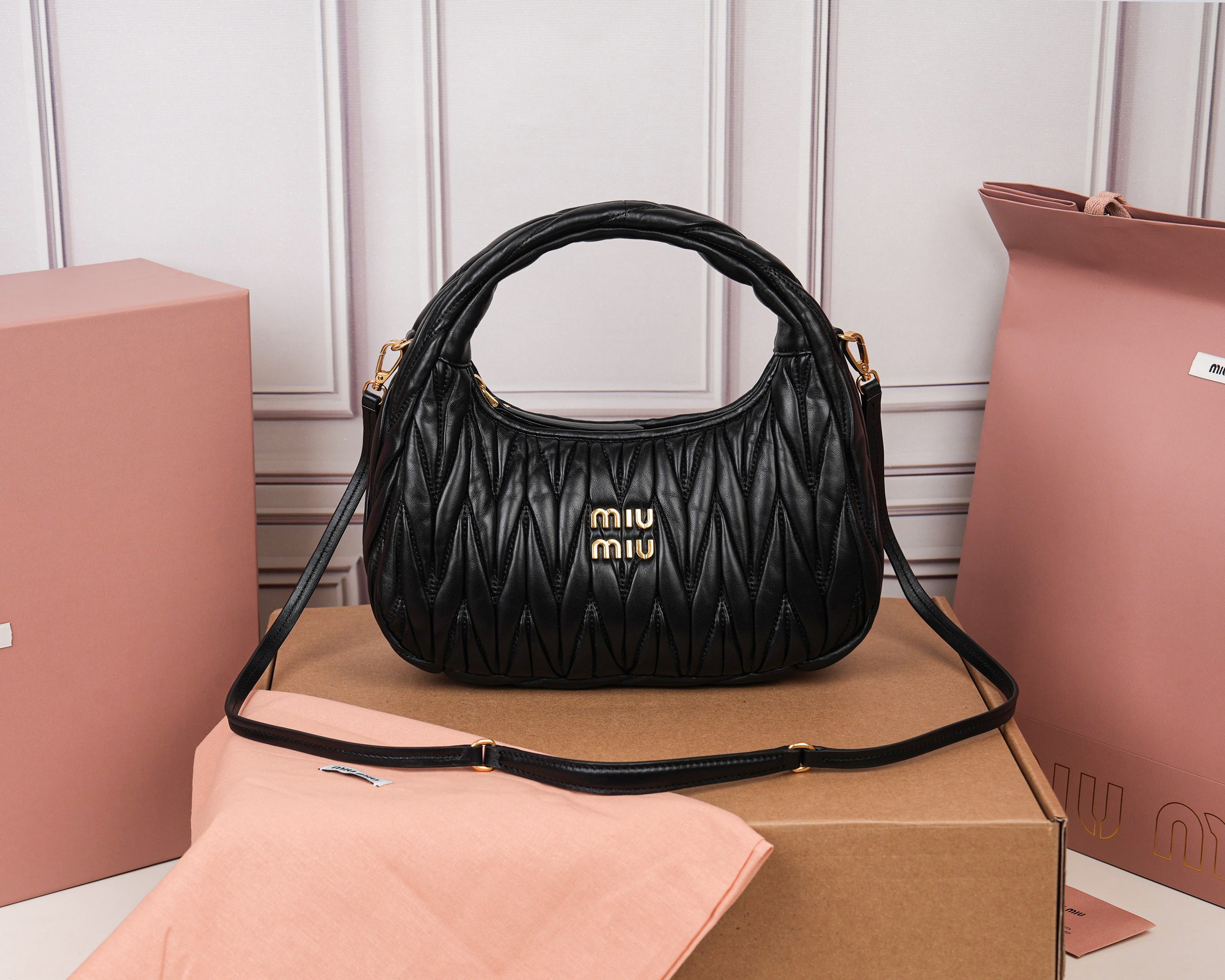 NO:813167,[Special grade original leather] 5BC153 MiuWander handbag, made of imported lambskin classic brand iconic Matelasse texture embroidery, retro frosted hardware, using round curves, retaining the sense of playfulness it should have. The overall shape of the bag is stiff and stylish, full of personality, sweet or salty, and has a considerable capacity. Almost all major fashionistas have one, size 25×18×7cm [with full set of original packaging], MIUMIU, miumiu, sheepskin19860909【特级原厂皮】5BC153 MiuWander 手袋,采用进口小羊皮经典品牌标志性Matelasse纹理绣花,复古磨砂五金,利用圆孤的曲线,保留了应有的俏皮感,包型整体硬挺有型,充满个性,可甜可盐,容量可观,各大时尚搏主几乎人手一个,尺寸25×18×7cm【配全套原版包装】,MIUMIU,miumiu,sheepskin,Bag