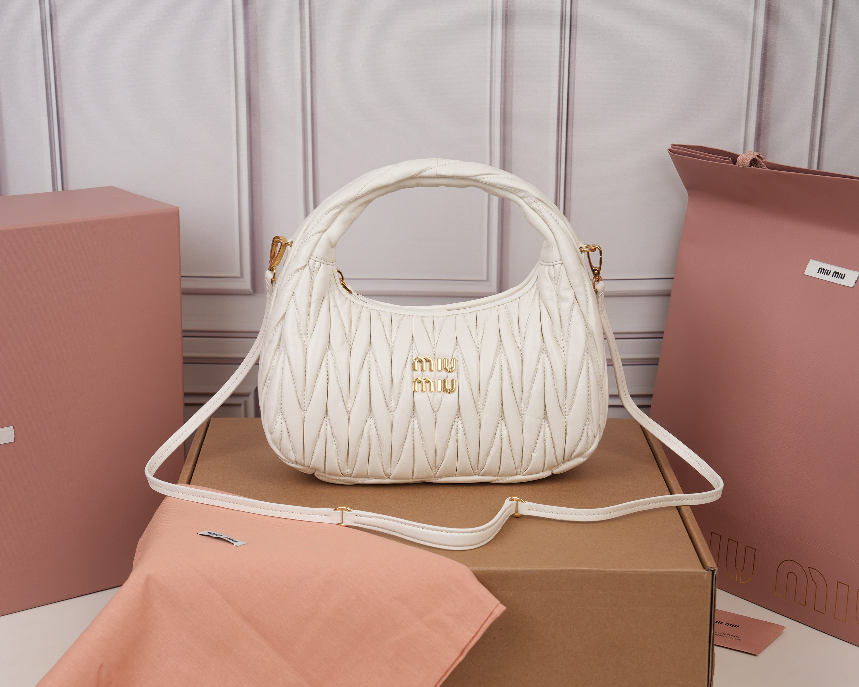 NO:773388,[Special grade original leather] 5BC153 MiuWander handbag, made of imported lambskin classic brand iconic Matelasse texture embroidery, retro frosted hardware, using round curves, retaining the sense of playfulness it should have. The overall shape of the bag is stiff and stylish, full of personality, sweet or salty, and has a considerable capacity. Almost all major fashionistas have one, size 25×18×7cm [with full set of original packaging], MIUMIU, miumiu, sheepskin19860909【特级原厂皮】5BC153 MiuWander 手袋,采用进口小羊皮经典品牌标志性Matelasse纹理绣花,复古磨砂五金,利用圆孤的曲线,保留了应有的俏皮感,包型整体硬挺有型,充满个性,可甜可盐,容量可观,各大时尚搏主几乎人手一个,尺寸25×18×7cm【配全套原版包装】,MIUMIU,miumiu,sheepskin,Bag
