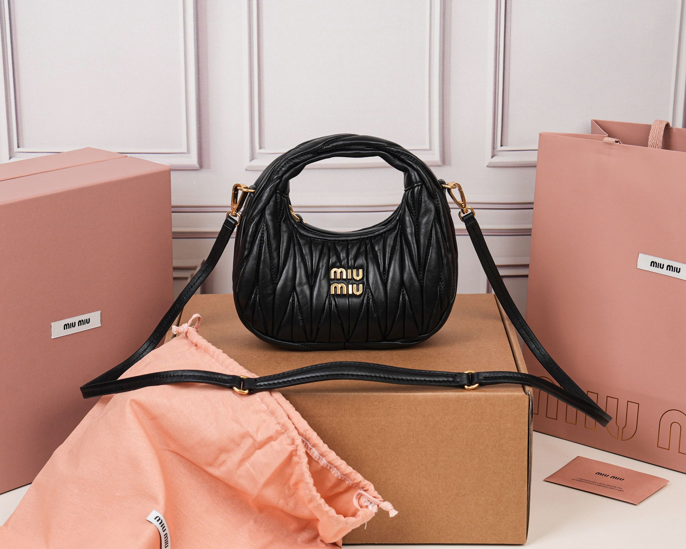 NO:813257,[Special grade original leather] 5BP MiuWander handbag, made of imported lambskin classic brand iconic Matelasse texture embroidery, retro frosted hardware, using round curves, retaining the playful feel it should have. The overall shape of the bag is stiff and stylish, full of personality, sweet or salty, and has a considerable capacity. Almost everyone in the major fashionistas has one, size 17.5×14×5.5cm [with full set of original packaging], MIUMIU, miumiu, sheepskin19860909【特级原厂皮】5BP MiuWander 手袋,采用进口小羊皮经典品牌标志性Matelasse纹理绣花,复古磨砂五金,利用圆孤的曲线,保留了应有的俏皮感,包型整体硬挺有型,充满个性,可甜可盐,容量可观,各大时尚搏主几乎人手一个,尺寸17.5×14×5.5cm【配全套原版包装】,MIUMIU,miumiu,sheepskin,Bag