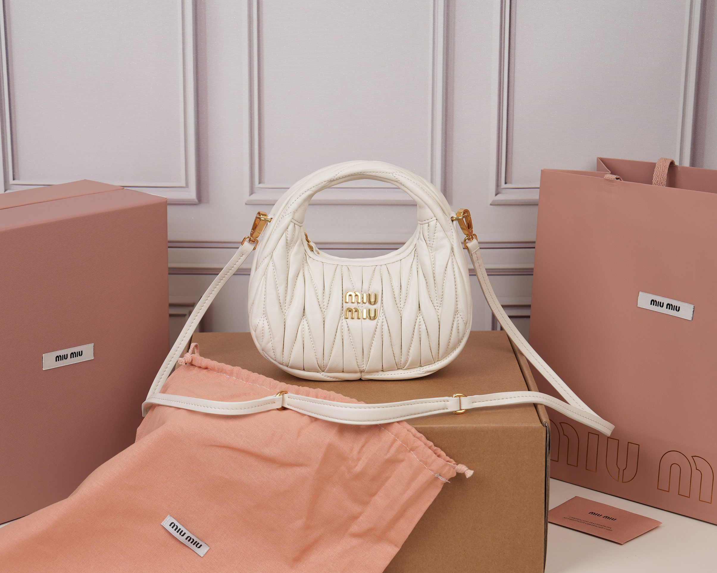 NO:773389,[Special grade original leather] 5BP MiuWander handbag, made of imported lambskin classic brand iconic Matelasse texture embroidery, retro frosted hardware, using round curves, retaining the playful feel it should have. The overall shape of the bag is stiff and stylish, full of personality, sweet or salty, and has a considerable capacity. Almost everyone in the major fashionistas has one, size 17.5×14×5.5cm [with full set of original packaging], MIUMIU, miumiu, sheepskin19860909【特级原厂皮】5BP MiuWander 手袋,采用进口小羊皮经典品牌标志性Matelasse纹理绣花,复古磨砂五金,利用圆孤的曲线,保留了应有的俏皮感,包型整体硬挺有型,充满个性,可甜可盐,容量可观,各大时尚搏主几乎人手一个,尺寸17.5×14×5.5cm【配全套原版包装】,MIUMIU,miumiu,sheepskin,Bag