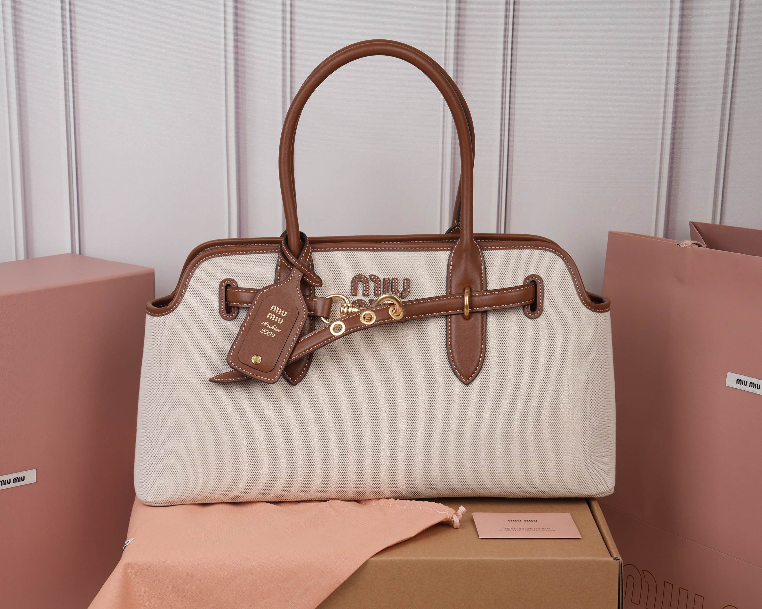 NO:813126,[Special grade original leather] 5BG310M's new popular second-hand tote bag, made of imported original leather cowhide and canvas, the leather is soft and high-end, this adventure  The nappa leather handbag is inspired by the M series archival design. The structure has been adjusted, the horizontal proportions are more refined, it has become lighter, and it has a new personality. It is decorated with an embossed letter logo to add iconic elements. Retro gold hardware, linen blend lining, zipper pocket and patch pocket, long wrist suitable for use as a handbag or shoulder, size 44x22.5x14.5cm [with full set of original packaging], MIUMIU, miumiu, totes, cowhide19860909【特级原厂皮】5BG310M家新品爆款中古托特包,采用进口原厂皮牛皮配帆布,皮质柔软高级,这款aventure nappa皮革手袋灵感源自m系典藏设计,结构经过调整,横版比例更为精致,变得更加轻便,焕发全新个性,饰以压花字母徽标,增添标志性元素,复古金色五金配件,亚麻混纺衬里,配拉链口袋和贴袋,长手腕适合用作手提或单肩,尺寸44x22.5x14.5cm【配全套原版包装】,MIUMIU,miumiu,totes,cowhide,Bag