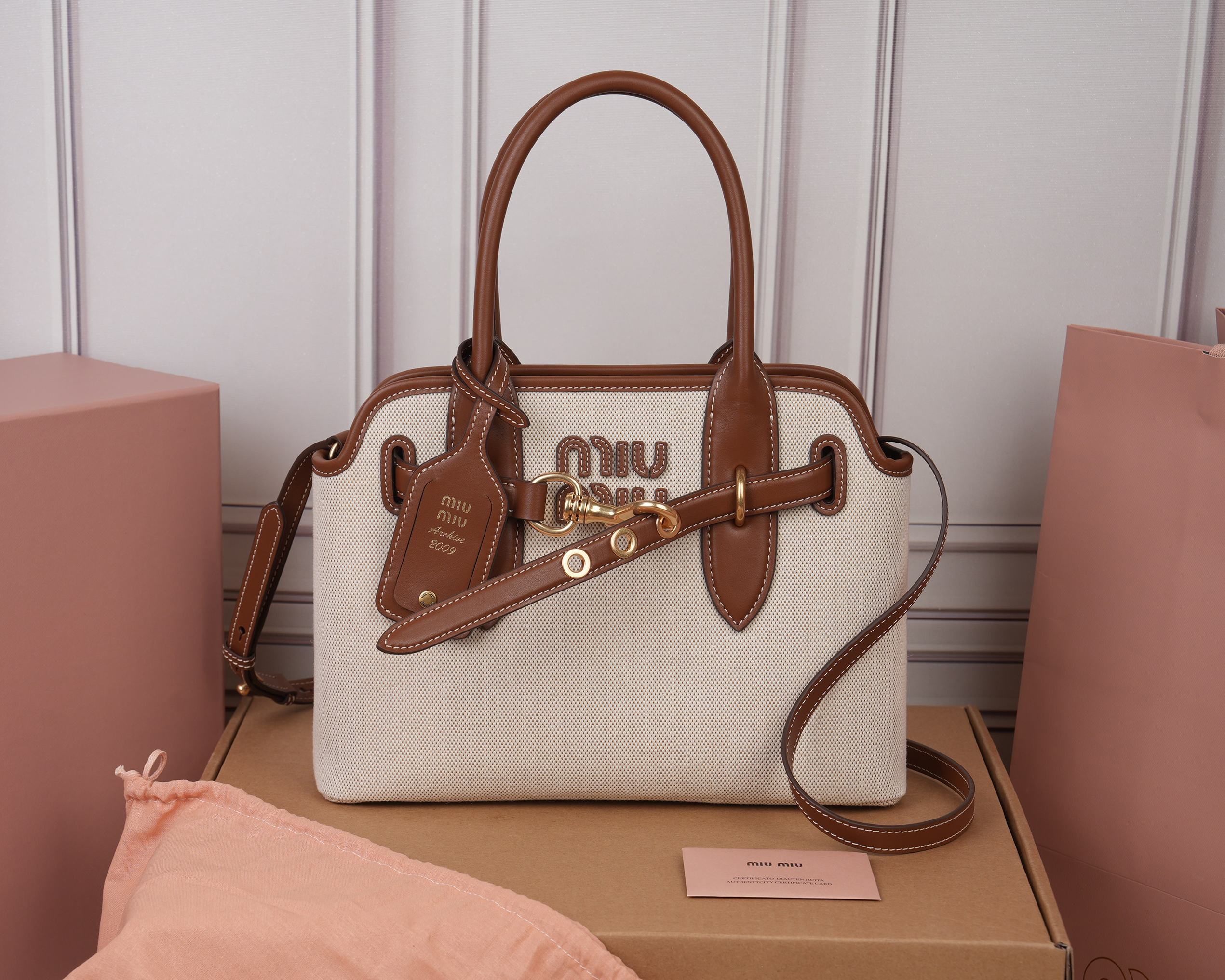 NO:813119,[Special grade original leather] 5BA292 new small Aventure bag shows a simple and casual charm, reinterpreting classic lines, this soft Naa variant shows a versatile and practical attitude, and is enhanced by exquisite and unique details, adventure  The naa leather handbag is inspired by the miu archive design. The structure has been adjusted to become lighter and rejuvenate with a new personality. It is decorated with an embossed letter logo to add iconicity. Retro gold hardware, linen blend lining, zipper pocket and patch pocket, long wrist suitable for use as a handbag or shoulder, size 22X30X10cm [with full set of original packaging], MIUMIU, miumiu19860909【特级原厂皮】5BA292新款小号Aventure包袋展现出简约随性的魅力,重新诠释经典线条,这款柔软的Naa变体展现出多功能和实用的态度,并通过精致独特的细节得到提升,aventure naa皮革手袋灵感源自miu典藏设计,结构经过调整,变得更加轻便,焕发全新个性,饰以压花字母徽标,增添标志性,复古金色五金配件,亚麻混纺衬里,配拉链口袋和贴袋,长手腕适合用作手提或单肩,尺寸 22X30X10cm【配全套原版包装】,MIUMIU,miumiu,Bag