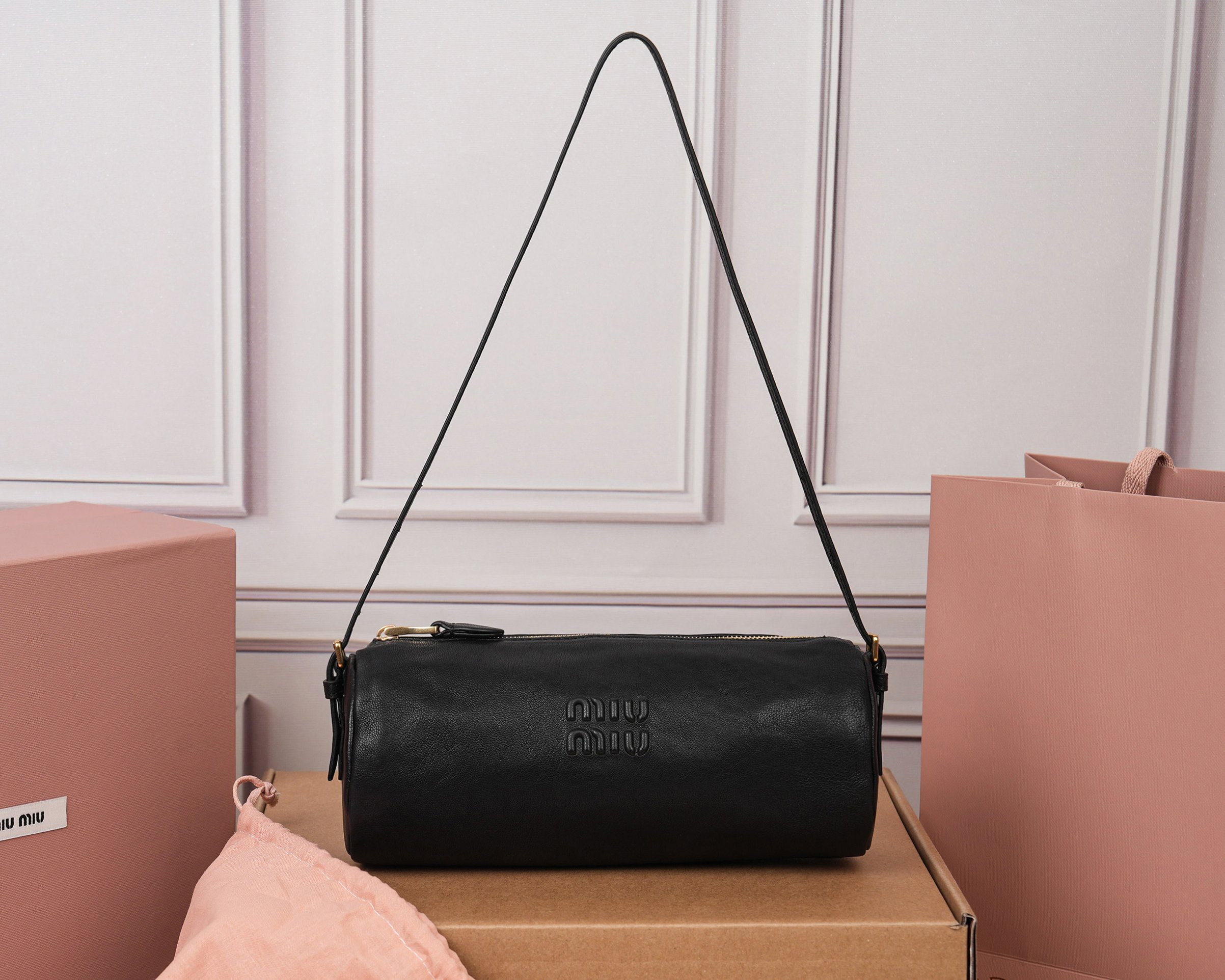 NO:813219,[Special grade original leather] 5NE851 new cylindrical bag, made of top imported lambskin, the leather is super soft and very cost-effective, Jimei!  Hurry up and get this light and cute little bag. The design is great. It is a thin bag and the zipper accessories are very fine. It is simple and low-key. The content can be really packed. You can put all the necessities for going out without affecting the shape of the bag. It can be easily used for sweet, cool, casual and retro. It is really a small, practical and versatile bag!  Size: 21.5x9x9cm [with full set of original packaging], MIUMIU, miumiu, sheepskin19860909【特级原厂皮】5NE851新品圆筒包,采用顶级进口小羊皮,皮质超级柔软,性价比超高,集美们！快入手这只轻便可爱的小包,设计大赞,细细的一条包袋,还有拉链配件都非常精细,简约低调,内容量真的很能装,出门的必需品都装进去也不会影响包型,甜酷休闲复古都能轻松驾驭,真的是一只小巧实用百搭的包包！ 尺寸:21.5x9x9cm【配全套原版包装】,MIUMIU,miumiu,sheepskin,Bag