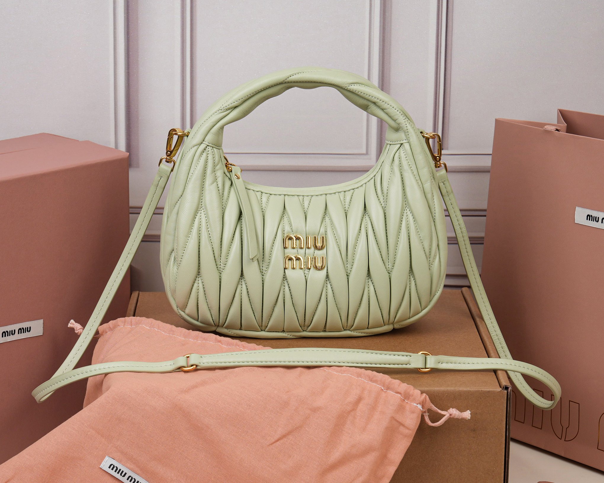 NO:813142,[Special grade original leather] 5BC125 MiuWander handbag, made of imported lambskin classic brand iconic Matelasse texture embroidery, retro frosted hardware, using round curves, retaining the sense of playfulness it should have. The overall shape of the bag is stiff and stylish, full of personality, sweet or salty, and has a considerable capacity. Almost all major fashionistas have one, size 20×23×6cm [with full set of original packaging], MIUMIU, miumiu, sheepskin19860909【特级原厂皮】5BC125 MiuWander 手袋,采用进口小羊皮经典品牌标志性Matelasse纹理绣花,复古磨砂五金,利用圆孤的曲线,保留了应有的俏皮感,包型整体硬挺有型,充满个性,可甜可盐,容量可观,各大时尚搏主几乎人手一个,尺寸20×23×6cm【配全套原版包装】,MIUMIU,miumiu,sheepskin,Bag