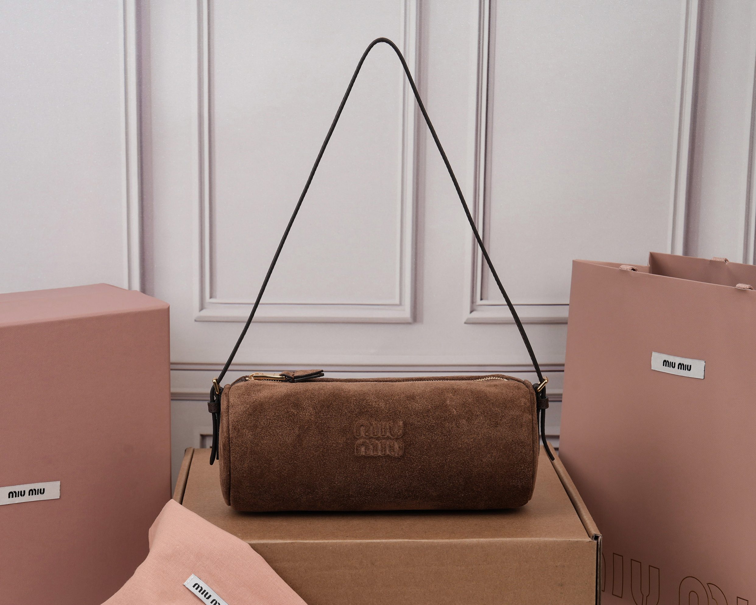 NO:813148,[Special grade original leather] 5NE851 new cylindrical bag, made of top-grade imported suede, the leather is super soft and very cost-effective, Jimei!  Hurry up and get this light and cute little bag. The design is great. It is a thin bag and the zipper accessories are very fine. It is simple and low-key. The content can be really packed. You can put all the necessities for going out without affecting the shape of the bag. It can be easily used for sweet, cool, casual and retro. It is really a small, practical and versatile bag!  Size: 21.5x9x9cm [with full set of original packaging], MIUMIU, miumiu, chamois leather19860909【特级原厂皮】5NE851新品圆筒包,采用顶级进口麂皮,皮质超级柔软,性价比超高,集美们！快入手这只轻便可爱的小包,设计大赞,细细的一条包袋,还有拉链配件都非常精细,简约低调,内容量真的很能装,出门的必需品都装进去也不会影响包型,甜酷休闲复古都能轻松驾驭,真的是一只小巧实用百搭的包包！ 尺寸:21.5x9x9cm【配全套原版包装】,MIUMIU,miumiu,chamois leather,Bag