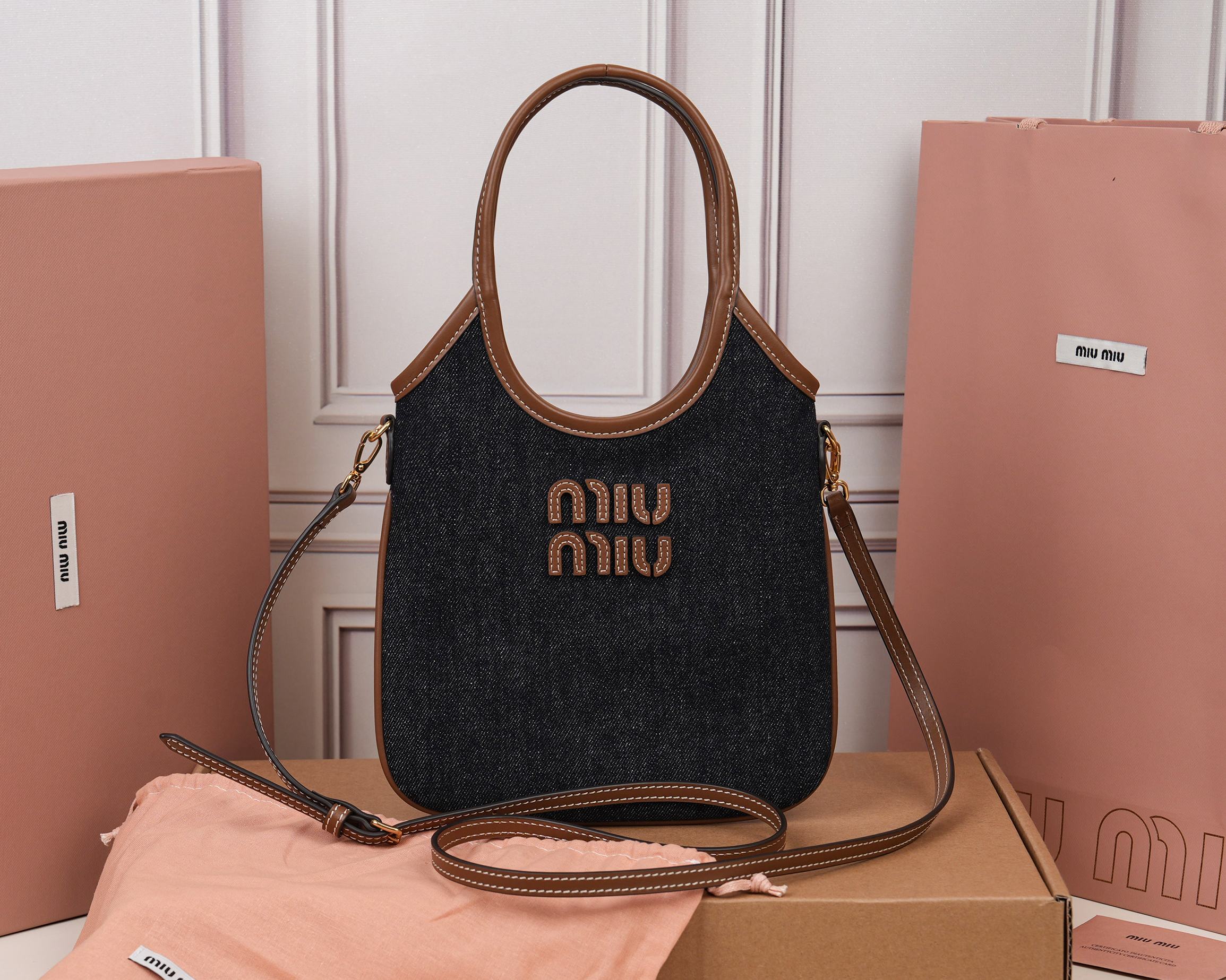 NO:813153,[Special grade original leather] 5BA281M's new mini tote bag, the new size is small and cute, highly adaptable, fashionable, chic and versatile, with exquisite details, the classic embossed letter logo adds a unique style and recognition, continuing  Miu retro style, casual and easy, equipped with a detachable and adjustable leather long shoulder strap, which can be carried on the shoulder and cross-body for better practicality, satin lining, with patch pocket, size 20cmx24cm [with full set of original packaging], MIUMIU, miumiu, totes19860909【特级原厂皮】5BA281M家新品迷你托特包,新尺寸小巧可爱适配度高,时髦别致又百搭,细节精致考究,经典浮雕字母徽标增添别具一格的格调与辨识度,延续 Miu复古风,随性洒脱,配有可拆卸可调节皮革长肩带,可肩背手拎斜挎实用性更好,缎面衬里,带贴袋,尺寸20cmx24cm【配全套原版包装】,MIUMIU,miumiu,totes,Bag