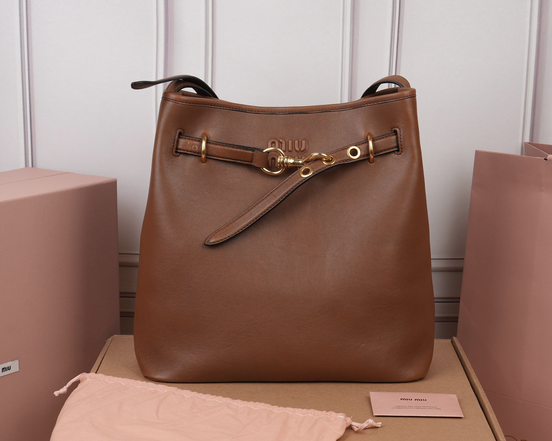 NO:813159,[Special grade original leather] 5BE101M's 26-year-old new bucket bag is made of high-quality vegetable tanned leather to retain the most authentic touch and luster of the leather. With use, it will record your habits, the color will become deeper and the luster will become more charming. The minimalist bucket shape is embellished with the iconic metal logo, making it a 'nurture style' bag that can be carried for a long time!  The sense of ritual for commuting on Monday. You don’t have to dress up. Just be casual. It’s smart to carry it by hand. It’s comfortable to carry it cross-body. Today’s workplace outfit is just right ~ size 30x31x13cm [with full original packaging], MIUMIU, miumiu19860909【特级原厂皮】5BE101M家26年新款桶包,选用优质植鞣皮,保留皮革最本真的触感与光泽,随着使用,它会记录下你的习惯,颜色愈加深邃,光泽愈加迷人,极简的桶型点缀标志性的金属Logo,是可以背很久的“养成系”包包！周一通勤的仪式感 不必盛装 只需随性 手提是乖巧 斜挎是自在 今日份的职场穿搭 刚刚好～尺寸30x31x13cm【配全套原版包装】,MIUMIU,miumiu,Bag