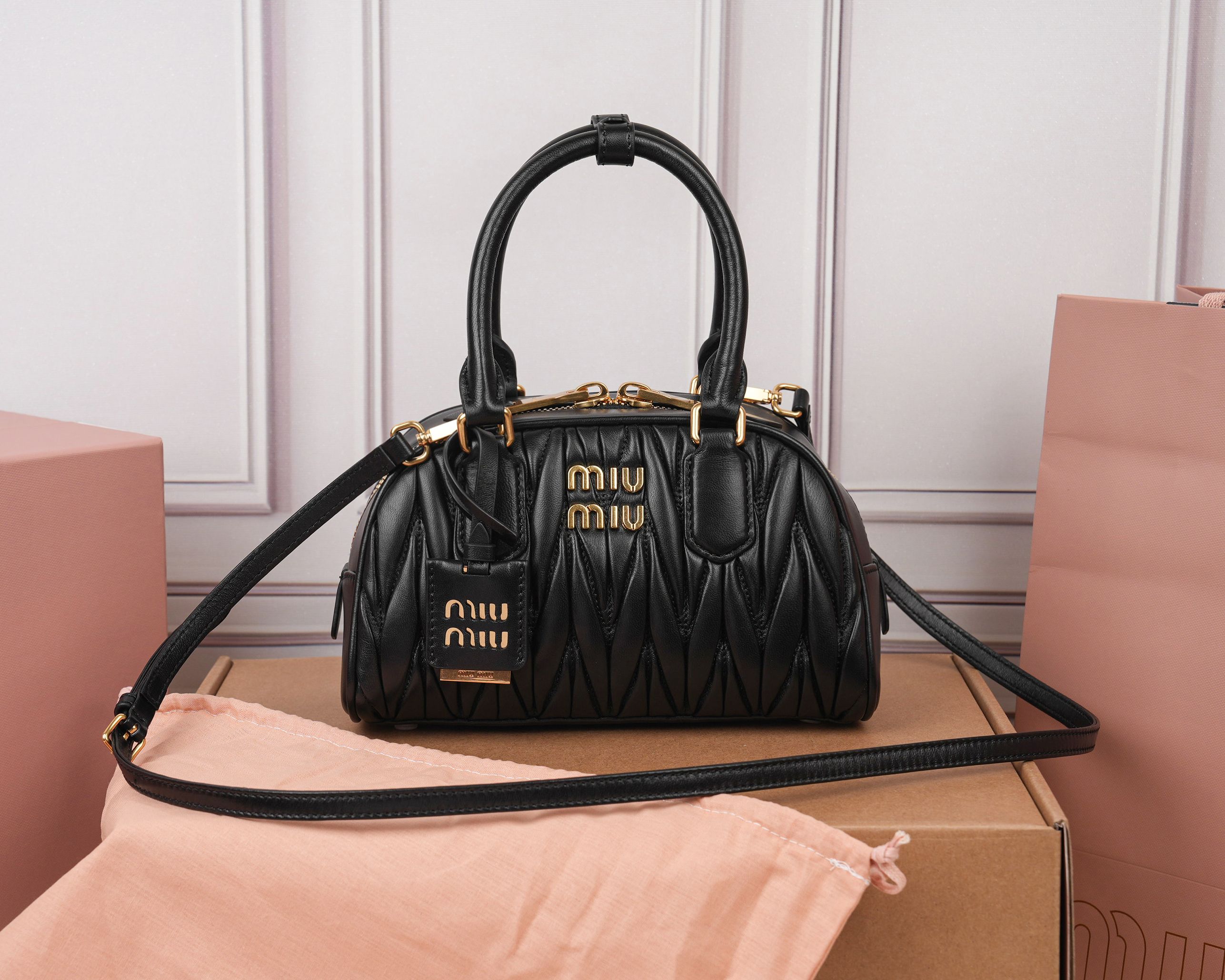 NO:813184,[Special grade original leather] 5BB191M's new Arcadie handbag crossbody bag. The lightweight padded design makes the handbag look fuller and shows the metropolitan style. The letter logo that complements the finish of the metal hardware accessories crosses the boundary between function and decoration, giving this handbag a unique beauty and classic atmosphere. It is suitable for college style, light and sophisticated style, and retro style.  It is a 'universal model' that can be used in various wearing scenarios such as antique style. It has double zipper closure at the top, with a detachable and adjustable leather shoulder strap, which supports a variety of carrying methods such as hand-held, one-shoulder, and cross-body. Size 22x13x10.5cm [with full set of original packaging], MIUMIU, miumiu, satchels, crossbody  bags19860909【特级原厂皮】5BB191M家新款Arcadie手提包斜挎包轻质衬垫设计让手袋看起来更加饱满,尽显大都会风格.与金属五金配件的饰面相辉映的字母徽标,跨越了功能与装饰之间的界限,赋予这款手提包独特美感和经典气息.适配学院风、轻熟风、复古风等多种穿搭场景,是四季都能用的“万能款”.顶部双拉链开合,搭配可拆卸、可调节的皮革肩带,支持手提、单肩、斜挎多种背法.尺寸22x13x10.5cm【配全套原版包装】,MIUMIU,miumiu,satchels,crossbody bags,Bag