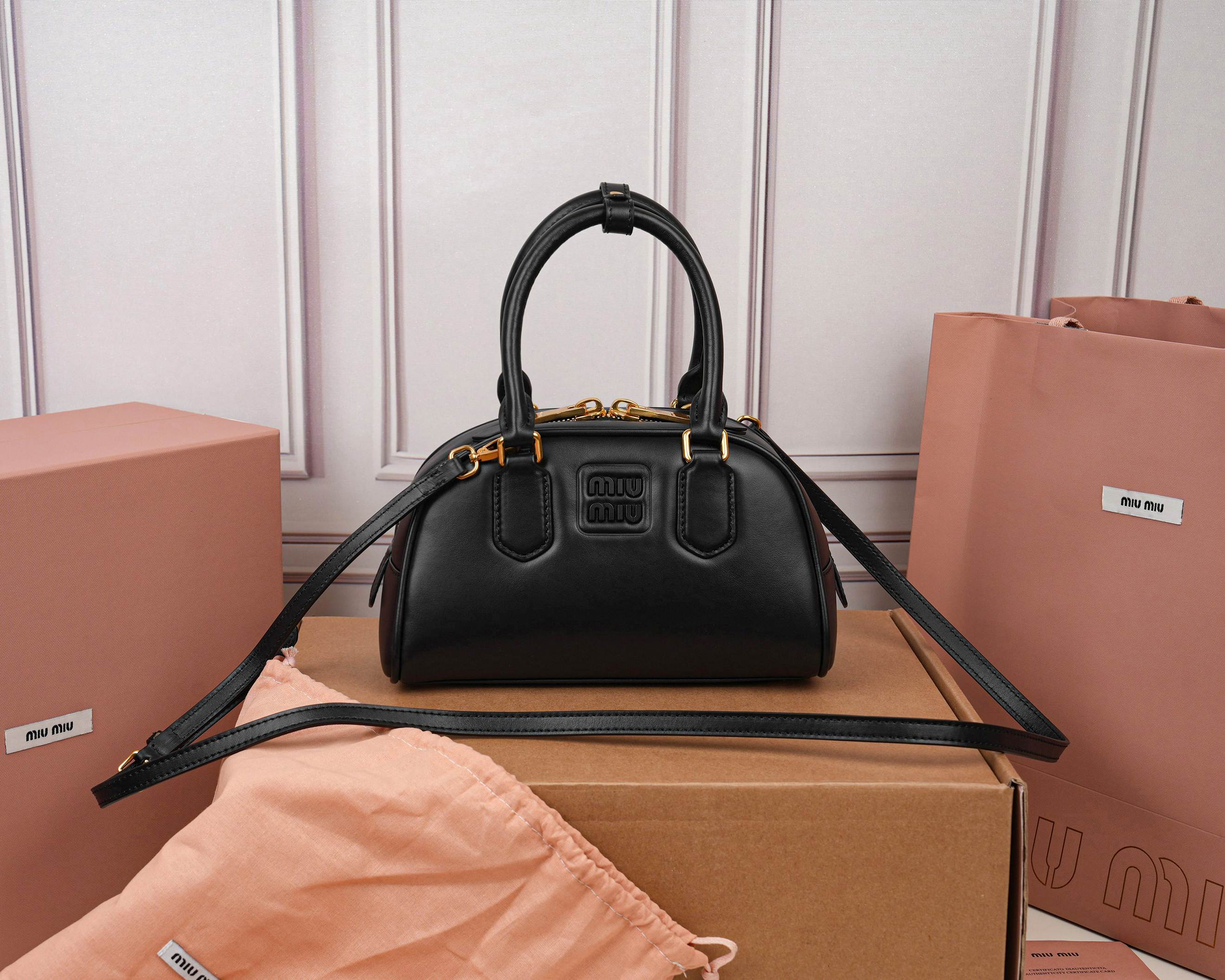 NO:813247,[Special grade original leather] 5BB191M's new Arcadie handbag crossbody bag. The lightweight padded design makes the handbag look fuller and shows the metropolitan style. The letter logo that complements the finish of the metal hardware accessories crosses the boundary between function and decoration, giving this handbag a unique beauty and classic atmosphere. It is suitable for college style, light and sophisticated style, and retro style.  It is a 'universal model' that can be used in various wearing scenarios such as antique style. It has double zipper closure at the top, with a detachable and adjustable leather shoulder strap, which supports a variety of carrying methods such as hand-held, one-shoulder, and cross-body. Size 22x13x10.5cm [with full set of original packaging], MIUMIU, miumiu, satchels, crossbody  bags19860909【特级原厂皮】5BB191M家新款Arcadie手提包斜挎包轻质衬垫设计让手袋看起来更加饱满,尽显大都会风格.与金属五金配件的饰面相辉映的字母徽标,跨越了功能与装饰之间的界限,赋予这款手提包独特美感和经典气息.适配学院风、轻熟风、复古风等多种穿搭场景,是四季都能用的“万能款”.顶部双拉链开合,搭配可拆卸、可调节的皮革肩带,支持手提、单肩、斜挎多种背法.尺寸22x13x10.5cm【配全套原版包装】,MIUMIU,miumiu,satchels,crossbody bags,Bag