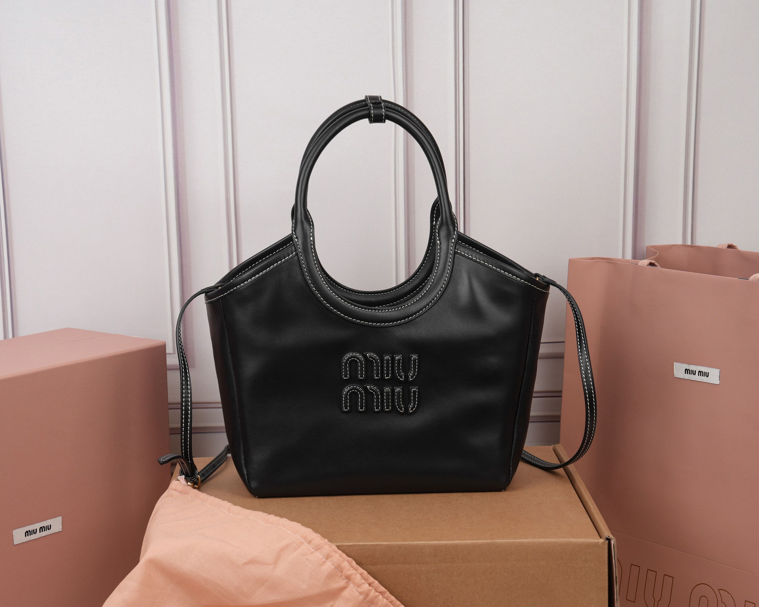 NO:813238,[Special grade original leather] 5BG288M's new Isetan limited edition tote bag, the main recommendation on the official website, this year's absolute hot style, top imported calfskin, the leather surface is smooth and soft, the superior leather texture is high-end, the bag body is soft but not collapsed, the small size design is more exquisite, the temperament is casual and lazy, and it will turn heads every day when you carry it on the street, hand-stitched leather Logo logo, brand new linen inside, equipped with two zipper pockets, adjustable leather long shoulder strap, size 22X  14X11cm [with full set of original packaging], MIUMIU, miumiu, totes, cowhide19860909【特级原厂皮】5BG288M家新款伊势丹限定托特包,官网主推,今年绝对爆款式,顶级进口小牛皮,皮面细腻光滑柔软,上乘的皮革质感高级,包身软而不塌,小尺寸设计更加精致,气质随性慵懒,日常出街背它回头率百分百,手工缝制皮面Logo标志,内里全新麻布里,配两个拉链式口袋,可调节皮革长肩带,尺寸22X 14X11cm【配全套原版包装】,MIUMIU,miumiu,totes,cowhide,Bag