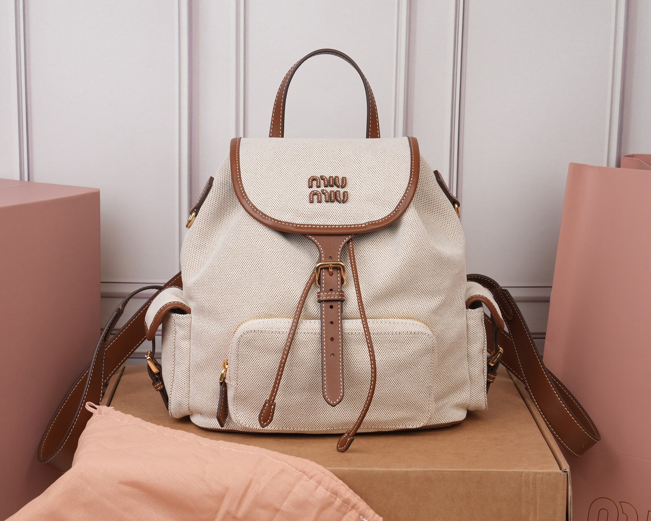 NO:857600,[Special grade original leather] The perfect combination of 5BZ042 canvas and imported calfskin, thick wear-resistant linen blend lining, adopts a casual design style, fashionable, simple and advanced, combined with exquisite handcrafts, adds multiple pocket storage, shoulder straps and hand bags can be freely converted, greatly improving the practicality, it is simply a way to open up your outfit.  It is a hanging artifact that can be worn with jeans, shirts or various casual sportswear. It is a very good item to wear, especially the capacity is large enough and light and easy to use. I really recommend it. The size is 29.5x25x12.5cm [with full set of original packaging], MIUMIU, miumiu, jeans, shirts, cowhide19860909【特级原厂皮】5BZ042帆布与原厂进口小牛皮的完美搭配,厚实耐磨亚麻混纺内衬,采用休闲风的设计风格,时尚简约高级,再融合精湛的手工工艺,增添了多个口袋收纳,双肩背带与手拎袋可自由转换,极大的提高了实用性,简直就是穿搭的开挂神器,配牛仔裤,配衬衫还是各种休闲运动装,都是很好的穿搭单品,尤其是容量足够大还轻巧好用,真心推荐,尺寸29.5x25x12.5cm【配全套原版包装】,MIUMIU,miumiu,jeans,shirts,cowhide,Bag
