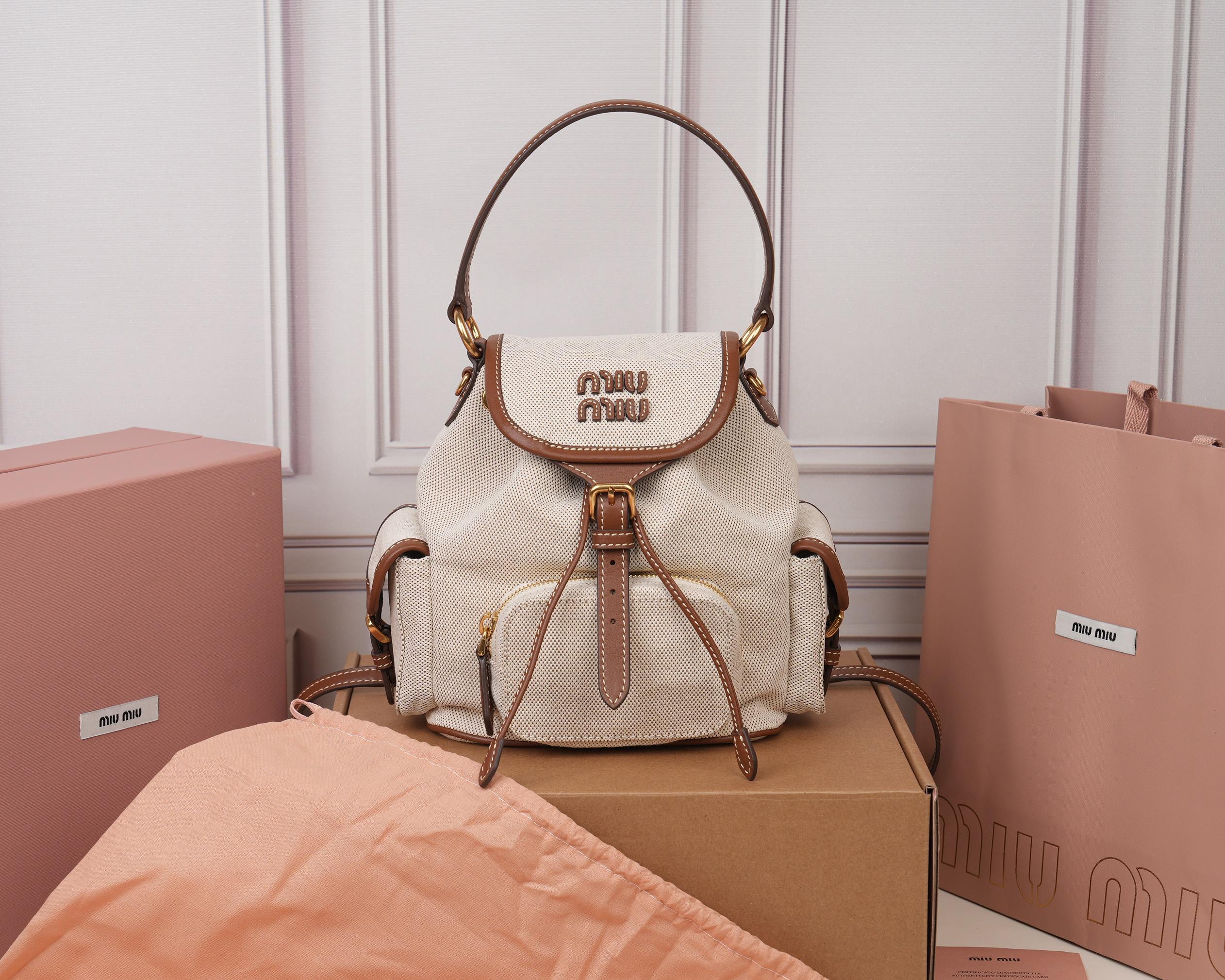 NO:857590,[Special grade original leather] The perfect combination of 5BZ043 canvas and imported calfskin, thick and wear-resistant linen blend lining, using a casual design style, fashionable, simple and advanced, combined with exquisite handcrafts, adding multiple pockets for storage, shoulder straps and hand bags can be freely converted, greatly improving the practicality, it is simply a perfect match  It can be worn with jeans, shirts or various casual sportswear. It is a very good item to wear, especially the capacity is large enough and light and easy to use. I really recommend it. The size is 22X18X11.5cm [with full set of original packaging], MIUMIU, miumiu, jeans, shirts, cowhide19860909【特级原厂皮】5BZ043帆布与原厂进口小牛皮的完美搭配,厚实耐磨亚麻混纺内衬,采用休闲风的设计风格,时尚简约高级,再融合精湛的手工工艺,增添了多个口袋收纳,双肩背带与手拎袋可自由转换,极大的提高了实用性,简直就是穿搭的开挂神器,配牛仔裤,配衬衫还是各种休闲运动装,都是很好的穿搭单品,尤其是容量足够大还轻巧好用,真心推荐,尺寸22X18X11.5cm【配全套原版包装】,MIUMIU,miumiu,jeans,shirts,cowhide,Bag