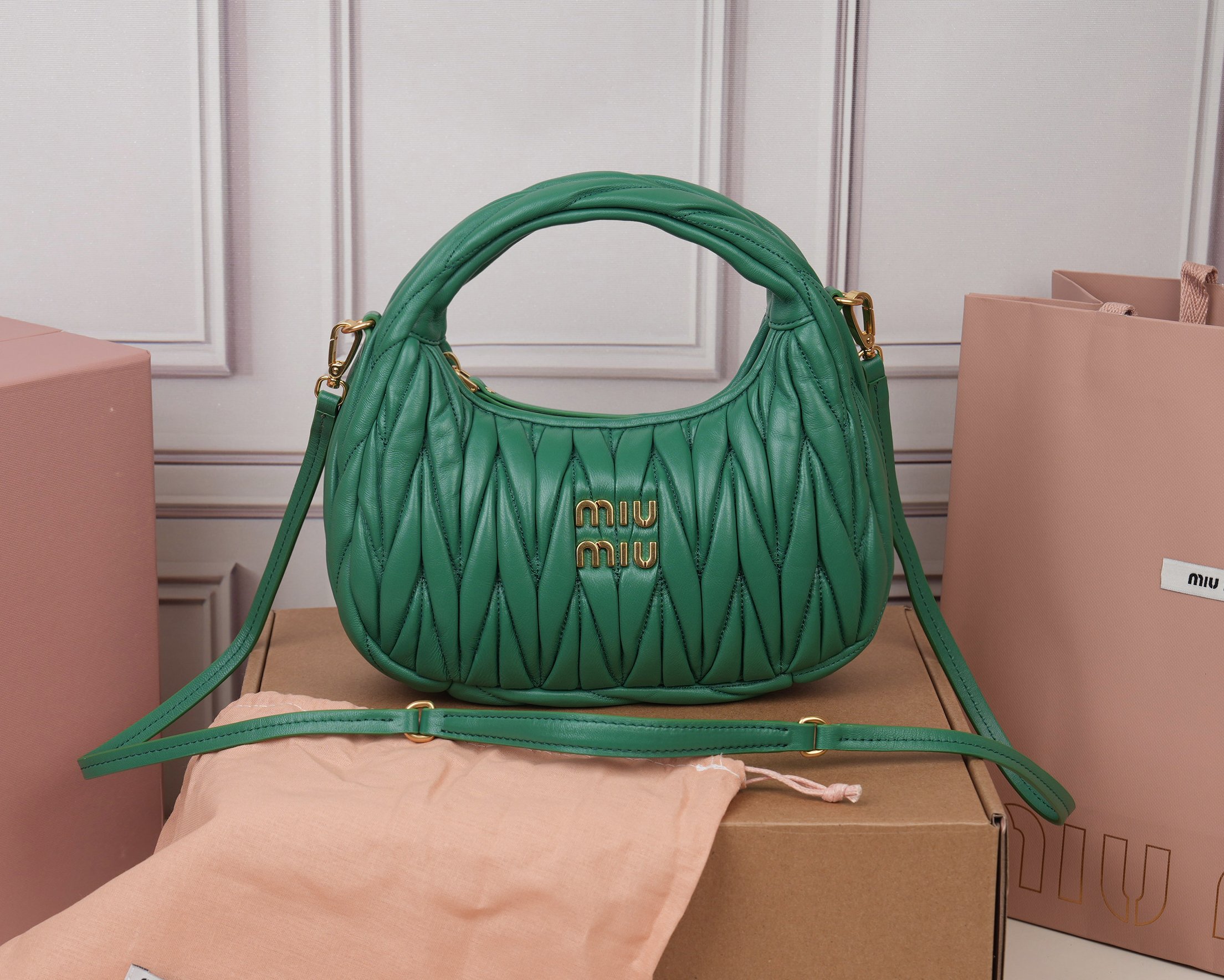 NO:857480,[Special grade original leather] 5BC125 MiuWander handbag, made of imported lambskin classic brand iconic Matelasse texture embroidery, retro frosted hardware, using round curves, retaining the sense of playfulness it should have. The overall shape of the bag is stiff and stylish, full of personality, sweet or salty, and has a considerable capacity. Almost all major fashionistas have one, size 20×23×6cm [with full set of original packaging], MIUMIU, miumiu, sheepskin19860909【特级原厂皮】5BC125 MiuWander 手袋,采用进口小羊皮经典品牌标志性Matelasse纹理绣花,复古磨砂五金,利用圆孤的曲线,保留了应有的俏皮感,包型整体硬挺有型,充满个性,可甜可盐,容量可观,各大时尚搏主几乎人手一个,尺寸20×23×6cm【配全套原版包装】,MIUMIU,miumiu,sheepskin,Bag