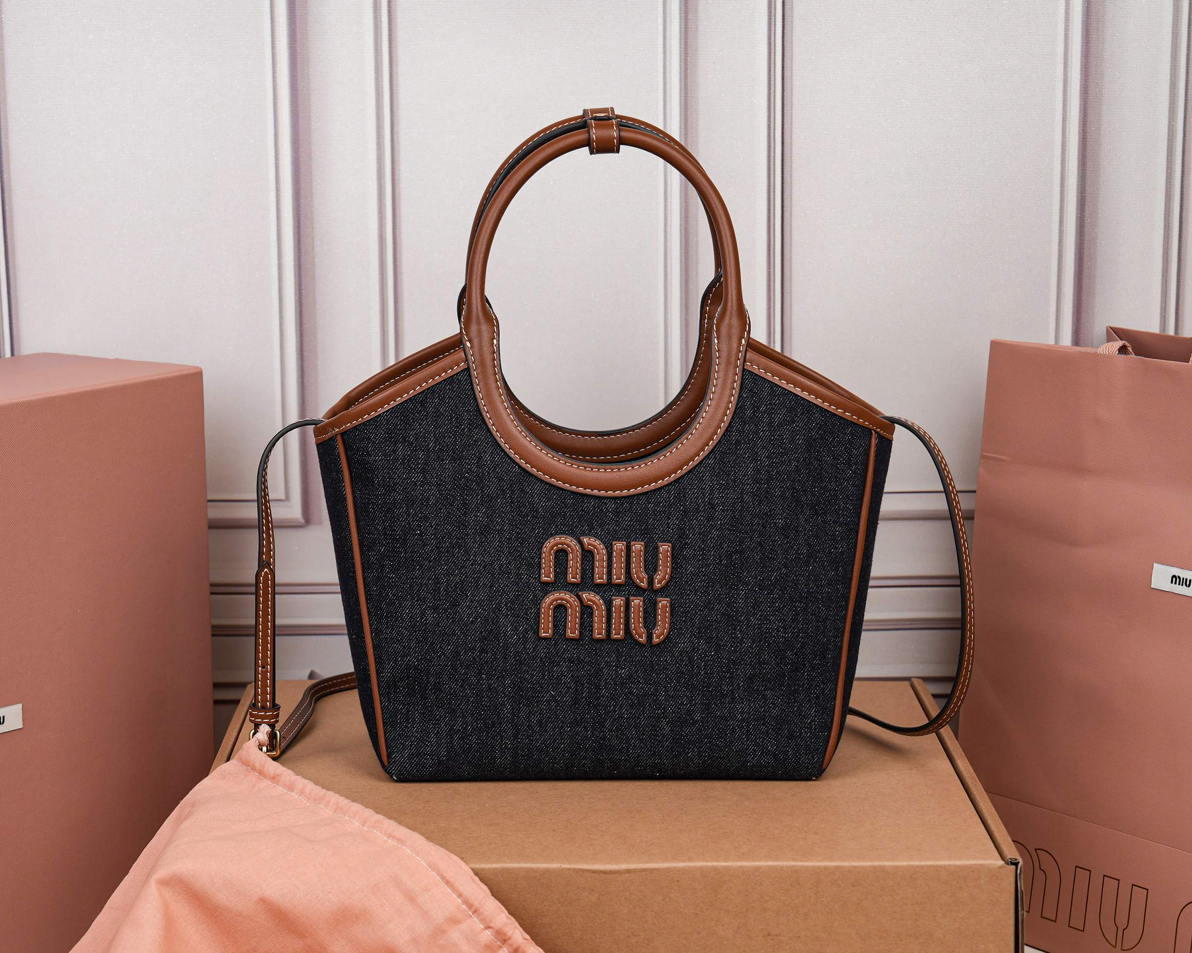 NO:857440,[Special grade original leather] 5BGM’s new Isetan limited edition tote bag, the main recommendation on the official website, this year’s absolute hot style, top imported calfskin and denim, the leather surface is smooth and soft, the superior leather texture is high-end, the bag body is soft but not collapsed, the small size design is more exquisite, the temperament is casual and lazy, it will turn heads when you carry it on the street every day, hand-stitched leather Logo logo, brand new linen inside, equipped with two zipper pockets, adjustable leather long shoulder strap, size 22X  14X11cm [with full set of original packaging], MIUMIU, miumiu, totes, cowhide19860909【特级原厂皮】5BGM家新款伊势丹限定托特包,官网主推,今年绝对爆款式,顶级进口小牛皮配牛仔布,皮面细腻光滑柔软,上乘的皮革质感高级,包身软而不塌,小尺寸设计更加精致,气质随性慵懒,日常出街背它回头率百分百,手工缝制皮面Logo标志,内里全新麻布里,配两个拉链式口袋,可调节皮革长肩带,尺寸22X 14X11cm【配全套原版包装】,MIUMIU,miumiu,totes,cowhide,Bag