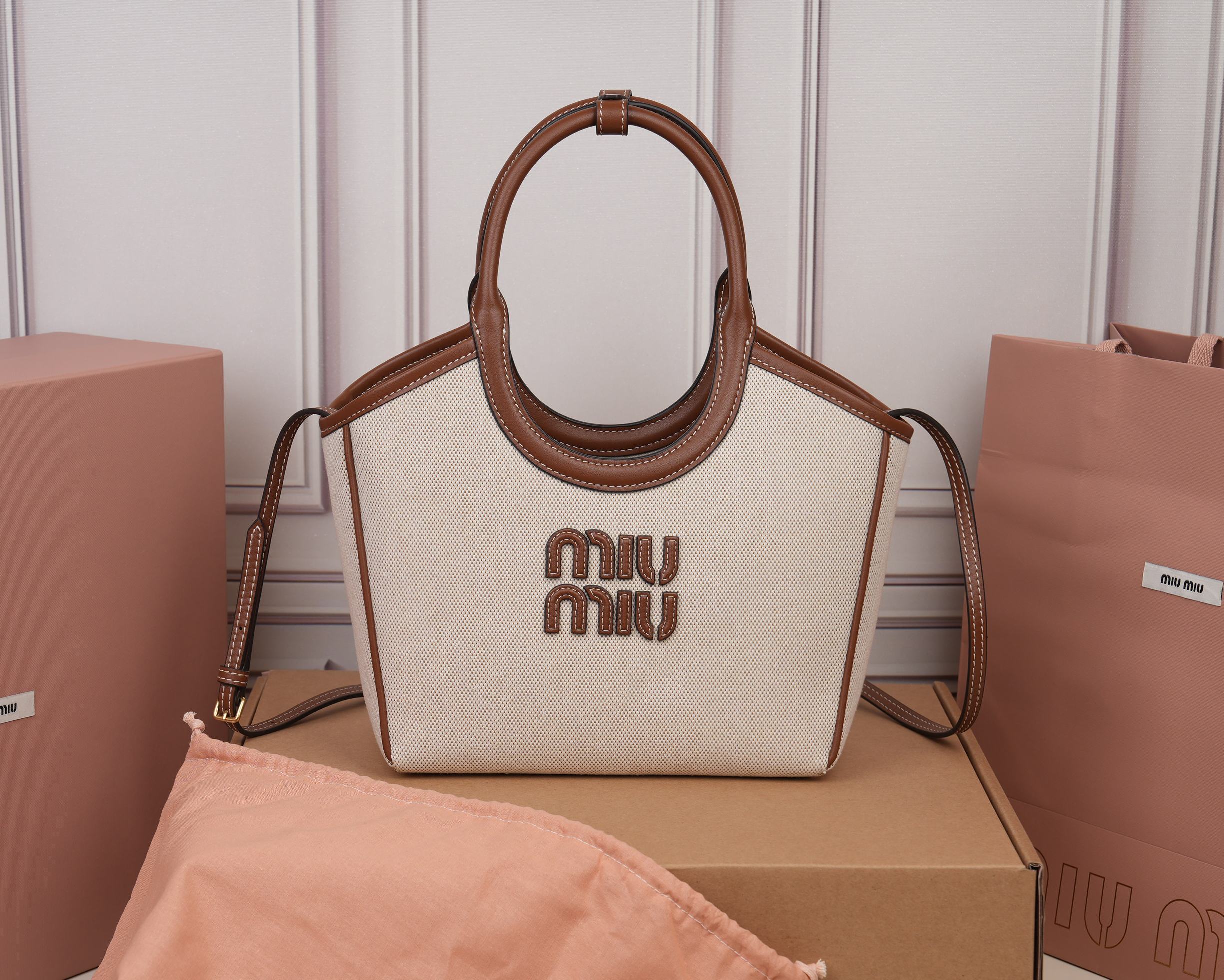 NO:857429,[Special grade original leather] 5BGM’s new Isetan limited tote bag, the main recommendation on the official website, this year’s absolute hot style, top imported calfskin and canvas, the leather surface is smooth and soft, the leather texture is high-end, the bag body is soft but not collapsed, the small size design is more exquisite, the temperament is casual and lazy, it will turn heads every day when you carry it on the street, hand-stitched leather Logo logo, brand new linen inside, equipped with two zipper pockets, adjustable leather long shoulder strap, size 22X  14X11cm [with full set of original packaging], MIUMIU, miumiu, totes, cowhide19860909【特级原厂皮】5BGM家新款伊势丹限定托特包,官网主推,今年绝对爆款式,顶级进口小牛皮配帆布,皮面细腻光滑柔软,上乘的皮革质感高级,包身软而不塌,小尺寸设计更加精致,气质随性慵懒,日常出街背它回头率百分百,手工缝制皮面Logo标志,内里全新麻布里,配两个拉链式口袋,可调节皮革长肩带,尺寸22X 14X11cm【配全套原版包装】,MIUMIU,miumiu,totes,cowhide,Bag