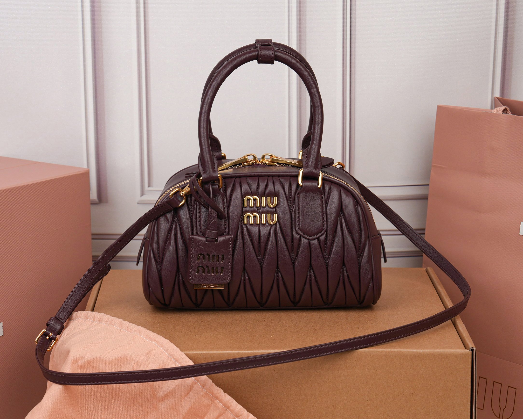 NO:853367,[Special grade original leather] 5BB191M's new Arcadie handbag crossbody bag. The lightweight padded design makes the handbag look fuller and shows the metropolitan style. The letter logo that complements the finish of the metal hardware accessories crosses the boundary between function and decoration, giving this handbag a unique beauty and classic atmosphere. It is suitable for college style, light and sophisticated style, and retro style.  It is a 'universal model' that can be used in various wearing scenarios such as antique style. It has double zipper closure at the top, with a detachable and adjustable leather shoulder strap, which supports a variety of carrying methods such as hand-held, one-shoulder, and cross-body. Size 22x13x10.5cm [with full set of original packaging], MIUMIU, miumiu, satchels, crossbody  bags19860909【特级原厂皮】5BB191M家新款Arcadie手提包斜挎包轻质衬垫设计让手袋看起来更加饱满,尽显大都会风格.与金属五金配件的饰面相辉映的字母徽标,跨越了功能与装饰之间的界限,赋予这款手提包独特美感和经典气息.适配学院风、轻熟风、复古风等多种穿搭场景,是四季都能用的“万能款”.顶部双拉链开合,搭配可拆卸、可调节的皮革肩带,支持手提、单肩、斜挎多种背法.尺寸22x13x10.5cm【配全套原版包装】,MIUMIU,miumiu,satchels,crossbody bags,Bag