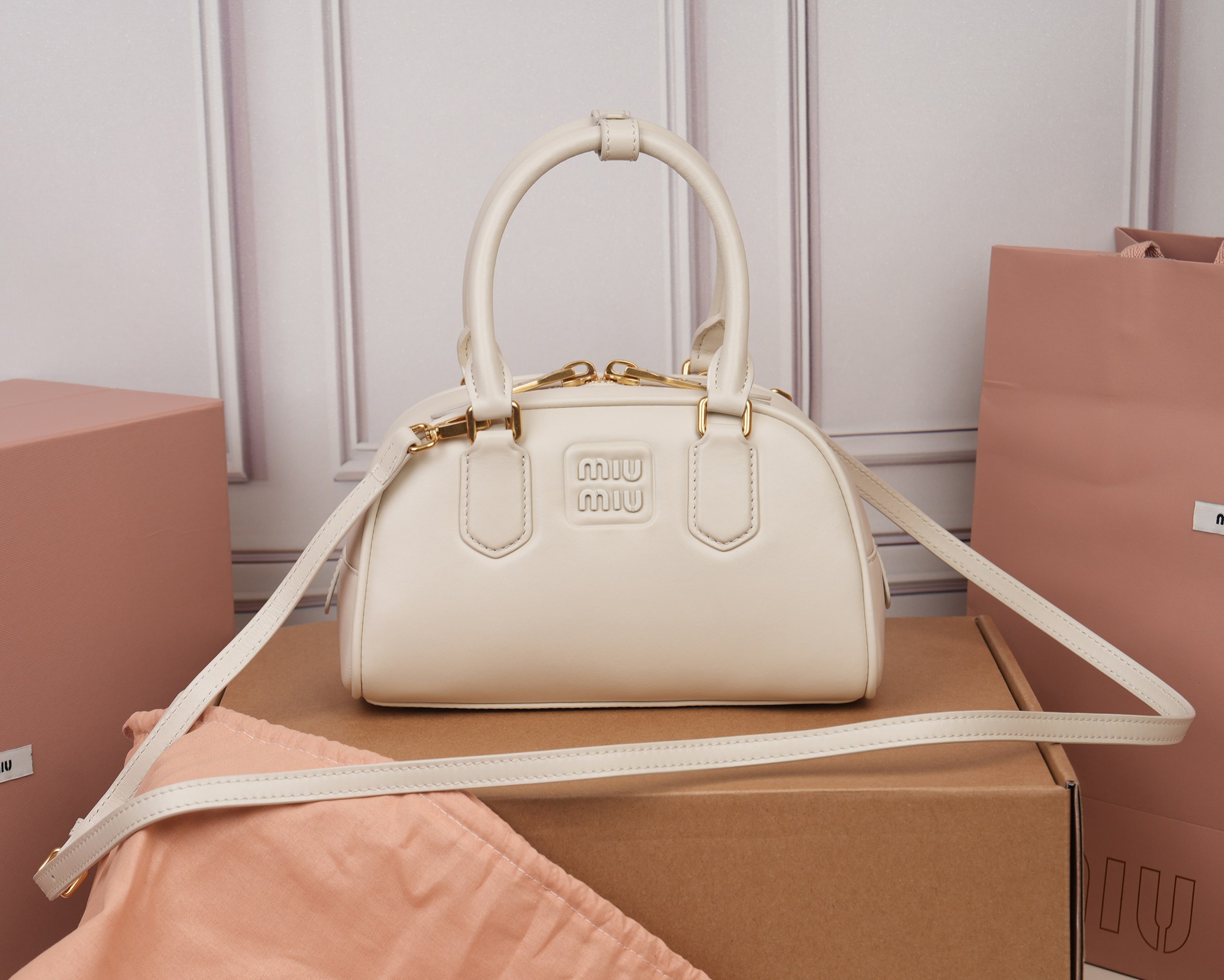 NO:853432,[Special grade original leather] 5BB191M's new Arcadie handbag crossbody bag. The lightweight padded design makes the handbag look fuller and shows the metropolitan style. The letter logo that complements the finish of the metal hardware accessories crosses the boundary between function and decoration, giving this handbag a unique beauty and classic atmosphere. It is suitable for college style, light and sophisticated style, and retro style.  It is a 'universal model' that can be used in various wearing scenarios such as antique style. It has double zipper closure at the top, with a detachable and adjustable leather shoulder strap, which supports a variety of carrying methods such as hand-held, one-shoulder, and cross-body. Size 22x13x10.5cm [with full set of original packaging], MIUMIU, miumiu, satchels, crossbody  bags19860909【特级原厂皮】5BB191M家新款Arcadie手提包斜挎包轻质衬垫设计让手袋看起来更加饱满,尽显大都会风格.与金属五金配件的饰面相辉映的字母徽标,跨越了功能与装饰之间的界限,赋予这款手提包独特美感和经典气息.适配学院风、轻熟风、复古风等多种穿搭场景,是四季都能用的“万能款”.顶部双拉链开合,搭配可拆卸、可调节的皮革肩带,支持手提、单肩、斜挎多种背法.尺寸22x13x10.5cm【配全套原版包装】,MIUMIU,miumiu,satchels,crossbody bags,Bag