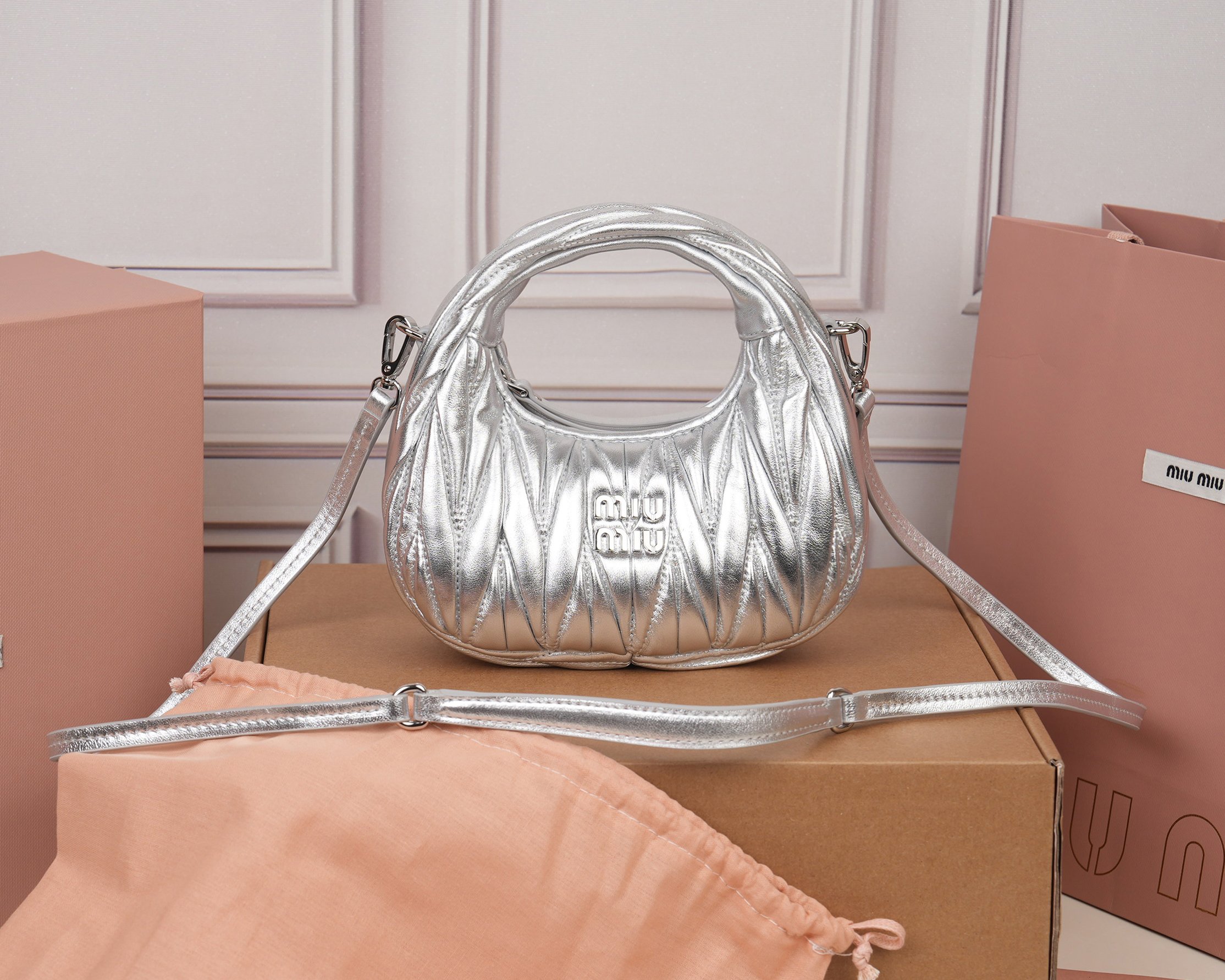 NO:857451,[Special grade original leather] 5BP MiuWander handbag, made of imported lambskin classic brand iconic Matelasse texture embroidery, retro frosted hardware, using round curves, retaining the playful feel it should have. The overall shape of the bag is stiff and stylish, full of personality, sweet or salty, and has a considerable capacity. Almost everyone in the major fashionistas has one, size 17.5×14×5.5cm [with full set of original packaging], MIUMIU, miumiu, sheepskin19860909【特级原厂皮】5BP MiuWander 手袋,采用进口小羊皮经典品牌标志性Matelasse纹理绣花,复古磨砂五金,利用圆孤的曲线,保留了应有的俏皮感,包型整体硬挺有型,充满个性,可甜可盐,容量可观,各大时尚搏主几乎人手一个,尺寸17.5×14×5.5cm【配全套原版包装】,MIUMIU,miumiu,sheepskin,Bag