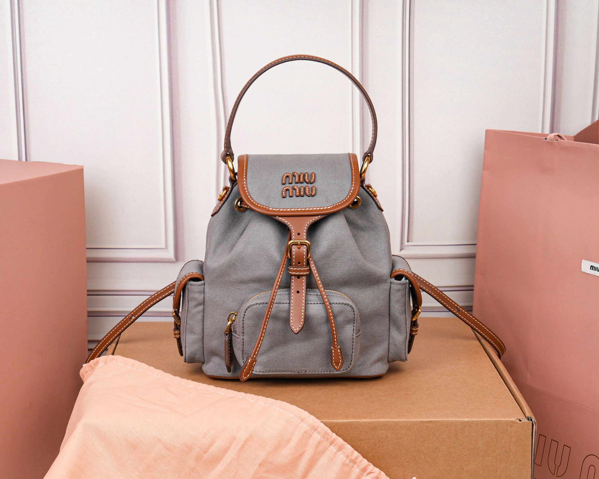 NO:857514,[Special grade original leather] The perfect combination of 5BZ043 canvas and imported calfskin, thick and wear-resistant linen blend lining, using a casual design style, fashionable, simple and advanced, combined with exquisite handcrafts, adding multiple pockets for storage, shoulder straps and hand bags can be freely converted, greatly improving the practicality, it is simply a perfect match  It can be worn with jeans, shirts or various casual sportswear. It is a very good item to wear, especially the capacity is large enough and light and easy to use. I really recommend it. The size is 22X18X11.5cm [with full set of original packaging], MIUMIU, miumiu, jeans, shirts, cowhide19860909【特级原厂皮】5BZ043帆布与原厂进口小牛皮的完美搭配,厚实耐磨亚麻混纺内衬,采用休闲风的设计风格,时尚简约高级,再融合精湛的手工工艺,增添了多个口袋收纳,双肩背带与手拎袋可自由转换,极大的提高了实用性,简直就是穿搭的开挂神器,配牛仔裤,配衬衫还是各种休闲运动装,都是很好的穿搭单品,尤其是容量足够大还轻巧好用,真心推荐,尺寸22X18X11.5cm【配全套原版包装】,MIUMIU,miumiu,jeans,shirts,cowhide,Bag