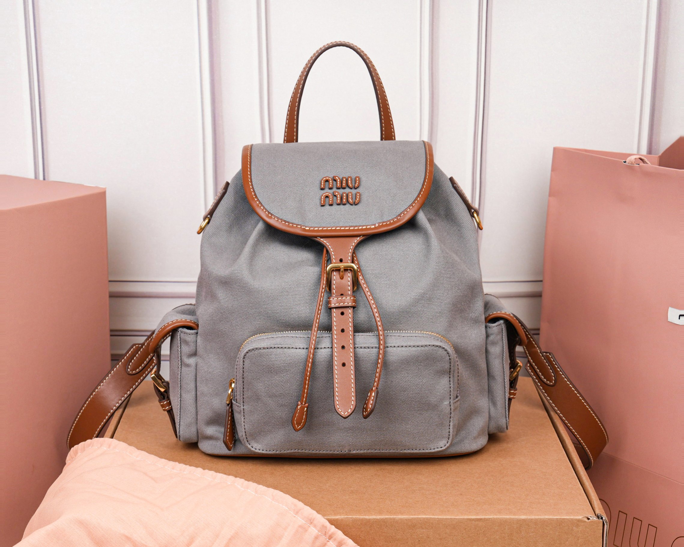 NO:857525,[Special grade original leather] The perfect combination of 5BZ042 canvas and imported calfskin, thick wear-resistant linen blend lining, adopts a casual design style, fashionable, simple and advanced, combined with exquisite handcrafts, adds multiple pocket storage, shoulder straps and hand bags can be freely converted, greatly improving the practicality, it is simply a way to open up your outfit.  It is a hanging artifact that can be worn with jeans, shirts or various casual sportswear. It is a very good item to wear, especially the capacity is large enough and light and easy to use. I really recommend it. The size is 29.5x25x12.5cm [with full set of original packaging], MIUMIU, miumiu, jeans, shirts, cowhide19860909【特级原厂皮】5BZ042帆布与原厂进口小牛皮的完美搭配,厚实耐磨亚麻混纺内衬,采用休闲风的设计风格,时尚简约高级,再融合精湛的手工工艺,增添了多个口袋收纳,双肩背带与手拎袋可自由转换,极大的提高了实用性,简直就是穿搭的开挂神器,配牛仔裤,配衬衫还是各种休闲运动装,都是很好的穿搭单品,尤其是容量足够大还轻巧好用,真心推荐,尺寸29.5x25x12.5cm【配全套原版包装】,MIUMIU,miumiu,jeans,shirts,cowhide,Bag