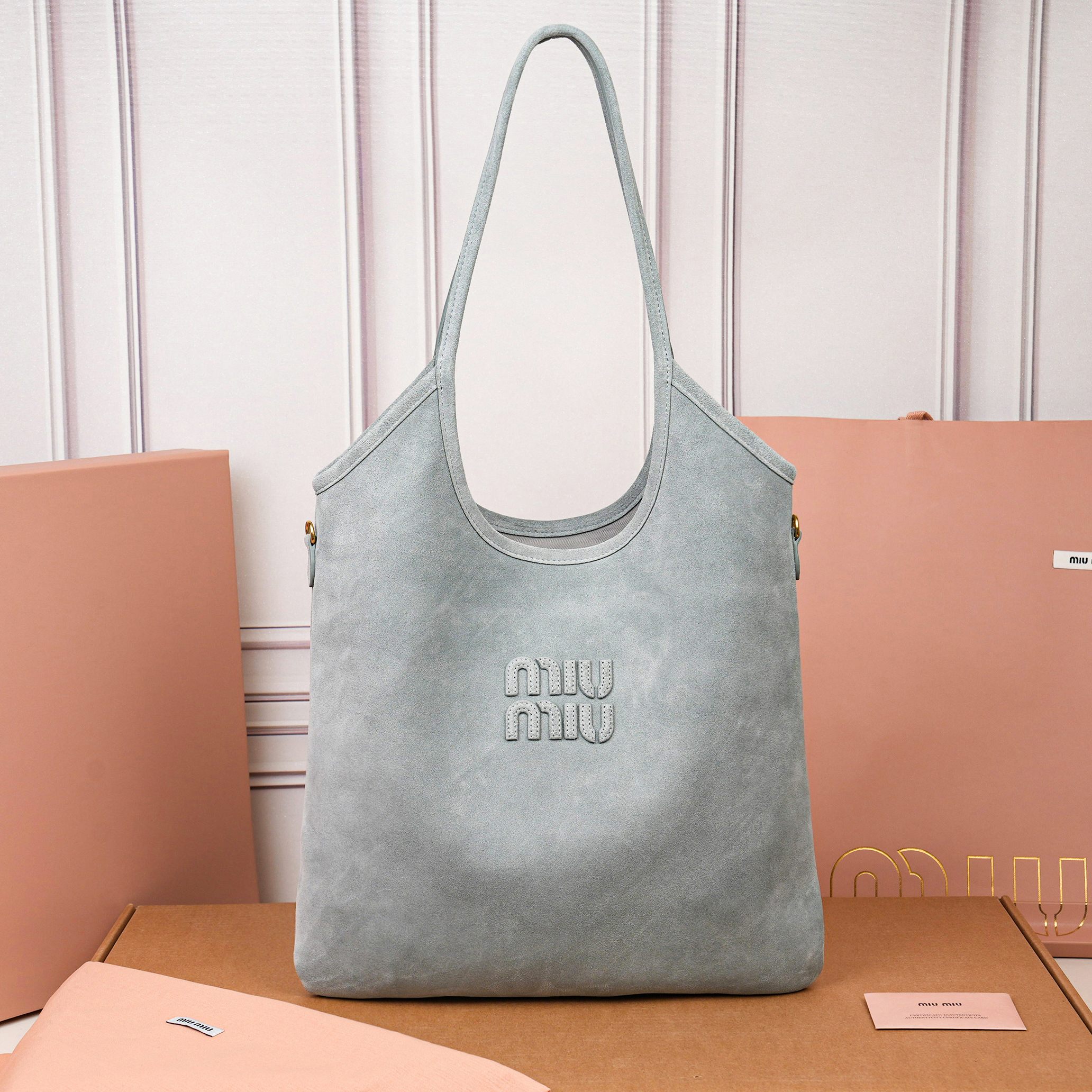 NO:857513,[Special grade original leather] 5BG231M's new hobo tote armpit bag, a limited edition in the autumn and winter series. This design allows more girls to easily control the fashion sense of efor. The back can actually make the side of the person look very thin. The weight of the bag is also very light. The length will not weigh you down. It is deeply planted and a must-have for daily commuting.  You can't go wrong wearing it with private clothes. It's light and simple, the design is very practical and the capacity is very large. The size is 35cm base length x 40cm height x wrist height 60cm. [With full set of original packaging], MIUMIU, miumiu19860909【特级原厂皮】5BG231M家新款hobo 托特腋下包,秋冬系列限定款,这款设计得能让更多美眉轻松驾驭 effor 的时髦感,背上竟然能显得人侧面很薄,包包自重也很轻长度不会压个子,深深种草,日常通勤必备 穿搭私服也不会出错的噢,轻便又简单,设计非常实用容量也很足,尺寸底长35x高40x手腕高60cm.【配全套原版包装】,MIUMIU,miumiu,Bag