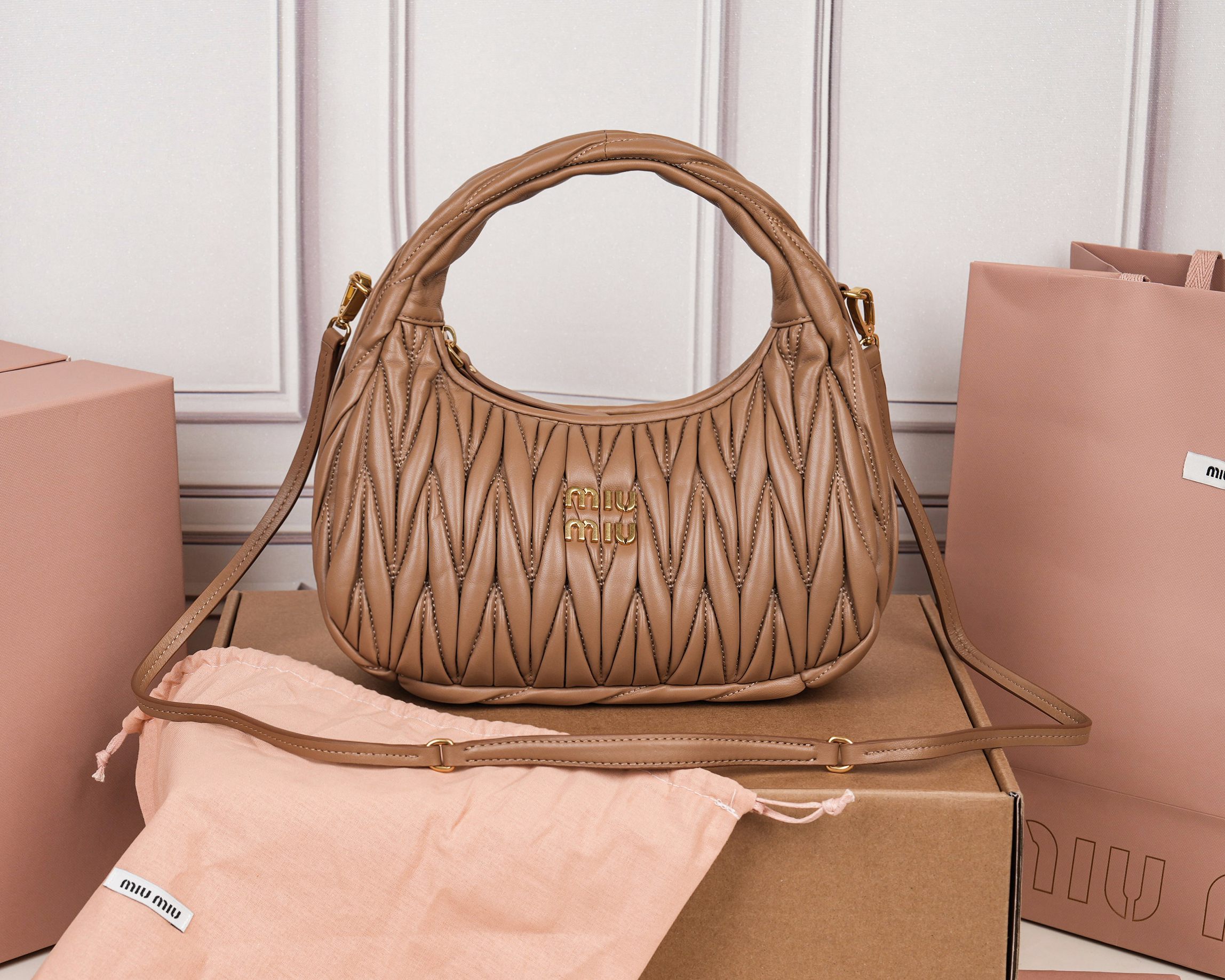 NO:894754,[Special grade original leather] 5BC153 MiuWander handbag, made of imported lambskin classic brand iconic Matelasse texture embroidery, retro frosted hardware, using round curves, retaining the sense of playfulness it should have. The overall shape of the bag is stiff and stylish, full of personality, sweet or salty, and has a considerable capacity. Almost all major fashionistas have one, size 25×18×7cm [with full set of original packaging], MIUMIU, miumiu, sheepskin19860909【特级原厂皮】5BC153 MiuWander 手袋,采用进口小羊皮经典品牌标志性Matelasse纹理绣花,复古磨砂五金,利用圆孤的曲线,保留了应有的俏皮感,包型整体硬挺有型,充满个性,可甜可盐,容量可观,各大时尚搏主几乎人手一个,尺寸25×18×7cm【配全套原版包装】,MIUMIU,miumiu,sheepskin,Bag