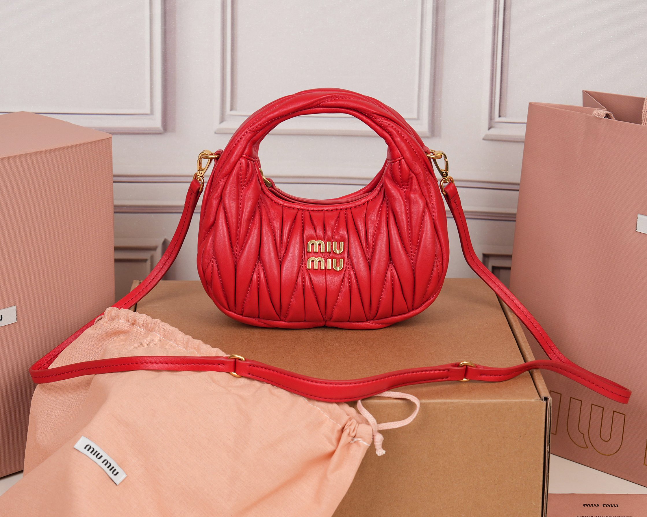 NO:894751,[Special grade original leather] 5BP MiuWander handbag, made of imported lambskin classic brand iconic Matelasse texture embroidery, retro frosted hardware, using round curves, retaining the playful feel it should have. The overall shape of the bag is stiff and stylish, full of personality, sweet or salty, and has a considerable capacity. Almost everyone in the major fashionistas has one, size 17.5×14×5.5cm [with full set of original packaging], MIUMIU, miumiu, sheepskin19860909【特级原厂皮】5BP MiuWander 手袋,采用进口小羊皮经典品牌标志性Matelasse纹理绣花,复古磨砂五金,利用圆孤的曲线,保留了应有的俏皮感,包型整体硬挺有型,充满个性,可甜可盐,容量可观,各大时尚搏主几乎人手一个,尺寸17.5×14×5.5cm【配全套原版包装】,MIUMIU,miumiu,sheepskin,Bag