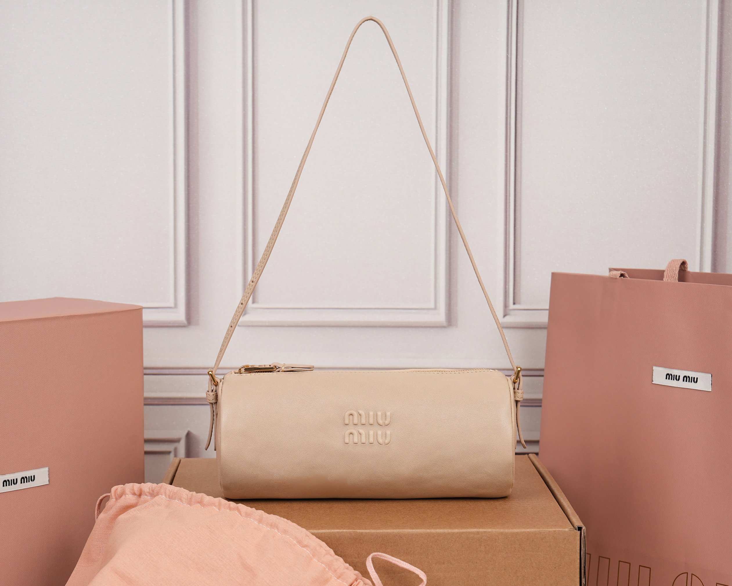 NO:894747,[Special grade original leather] 5NE851 new cylindrical bag, made of top imported lambskin, the leather is super soft and very cost-effective, Jimei!  Hurry up and get this light and cute little bag. The design is great. It is a thin bag and the zipper accessories are very fine. It is simple and low-key. The content can be really packed. You can put all the necessities for going out without affecting the shape of the bag. It can be easily used for sweet, cool, casual and retro. It is really a small, practical and versatile bag!  Size: 21.5x9x9cm [with full set of original packaging], MIUMIU, miumiu, sheepskin19860909【特级原厂皮】5NE851新品圆筒包,采用顶级进口小羊皮,皮质超级柔软,性价比超高,集美们！快入手这只轻便可爱的小包,设计大赞,细细的一条包袋,还有拉链配件都非常精细,简约低调,内容量真的很能装,出门的必需品都装进去也不会影响包型,甜酷休闲复古都能轻松驾驭,真的是一只小巧实用百搭的包包！ 尺寸:21.5x9x9cm【配全套原版包装】,MIUMIU,miumiu,sheepskin,Bag