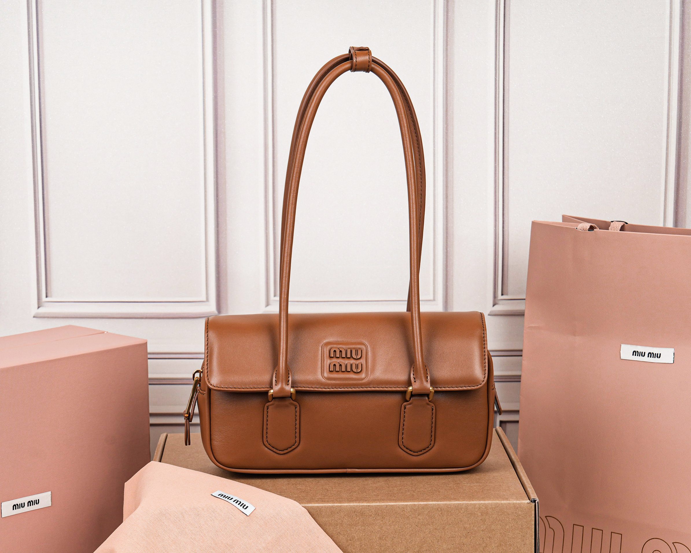 NO:940624,[Special grade original leather] 5BD282 new armpit bowling bag, the iconic Arcadia bag has been reinterpreted into a shoulder bag style with long and smooth lines. The bag body is compact and neat, with a soft and versatile version. The slim hand strap unlocks a new carrying method for this Miu Miu classic bag. It adds a back pocket compartment and a cotton sateen lining. Practical functions and modern style complement each other!  Size 24 X11.5 X 5 cm [with full set of original packaging], MIUMIU, miumiu, shoulder bags19860909【特级原厂皮】5BD282新款腋下保龄球包,标志性Arcadia包款焕新演绎为长线条流畅的单肩包款式,包身造型小巧利落,版型柔和百搭,纤细手提带为这款缪缪经典包款解锁全新背携方式,增加后袋隔层,棉缎内里,实用功能与现代格调相得益彰！ 尺寸24 X11.5 X 5 cm【配全套原版包装】,MIUMIU,miumiu,shoulder bags,Bag