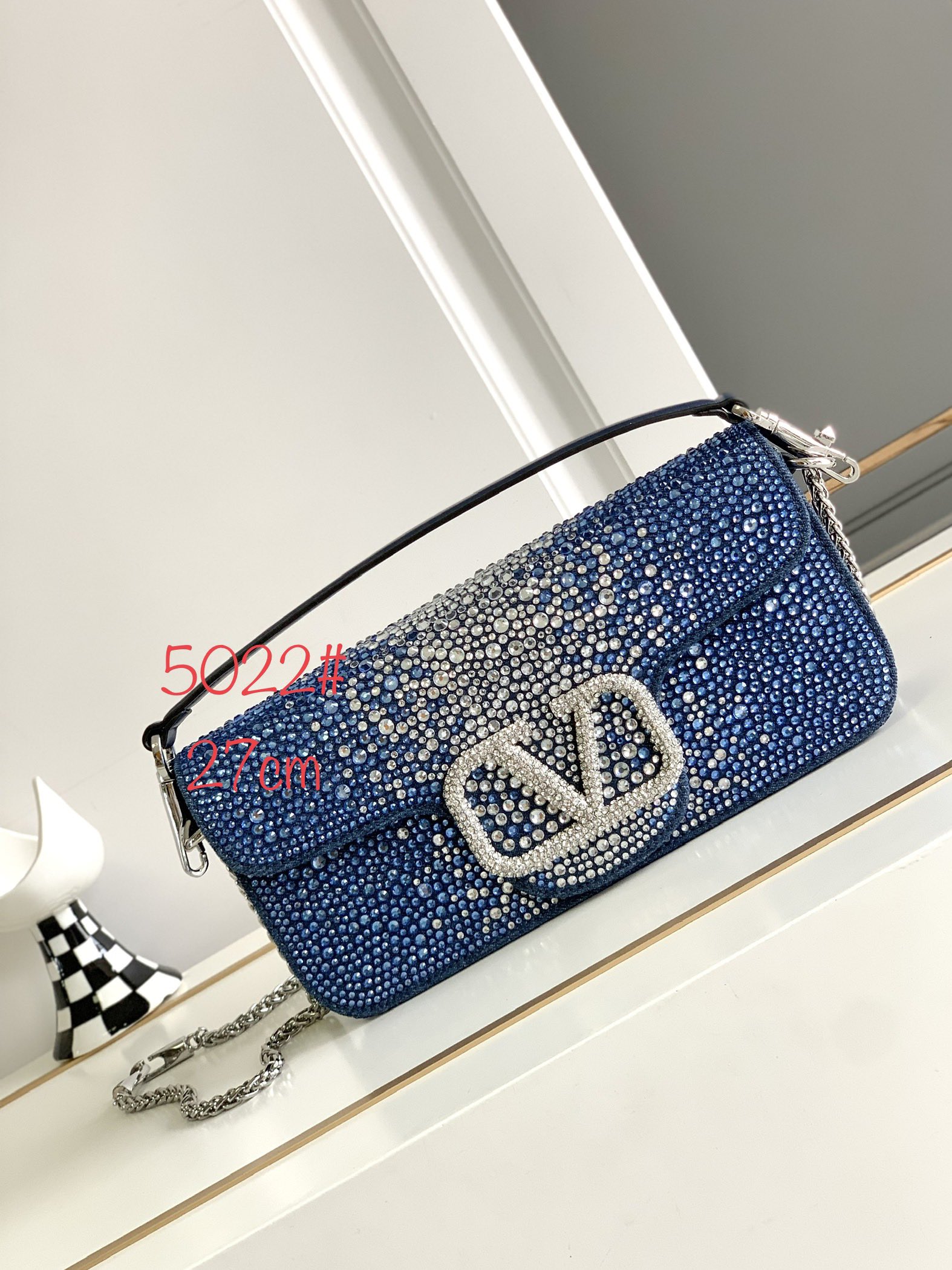 🆕🆕VALENTINO GARAVANI Mini Loco牛仔布手袋饰有仿水晶和VLOGOSIGNAT