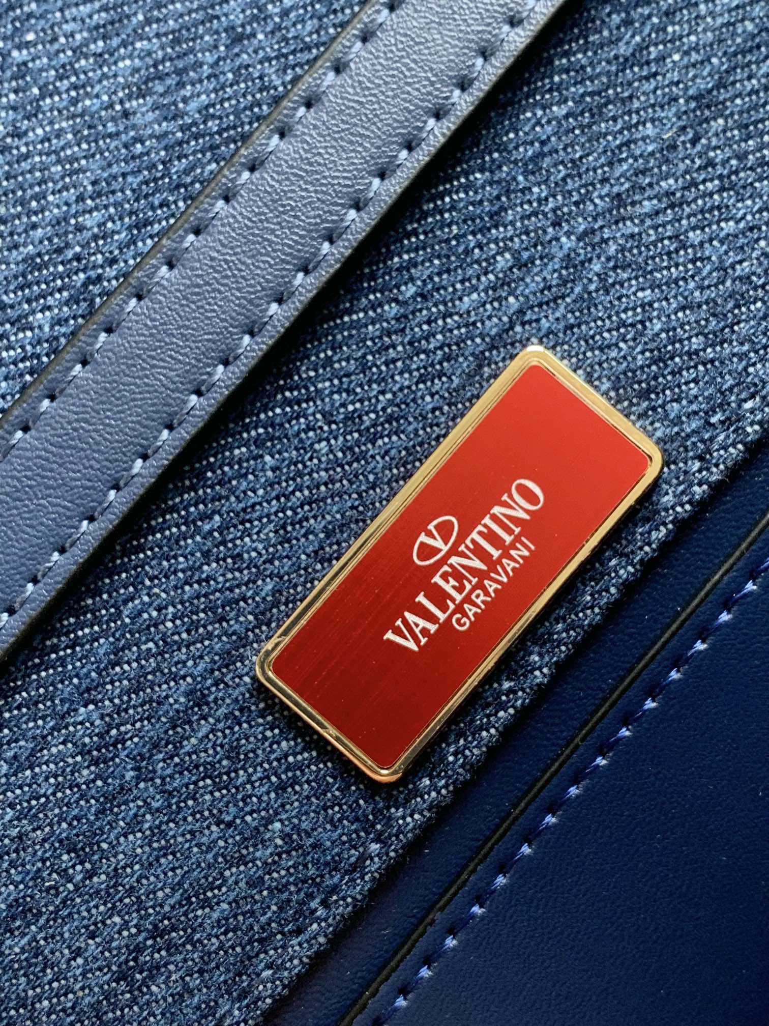 🆕🆕VALENTINO GARAVANI Mini Loco牛仔布手袋饰有仿水晶和VLOGOSIGNAT